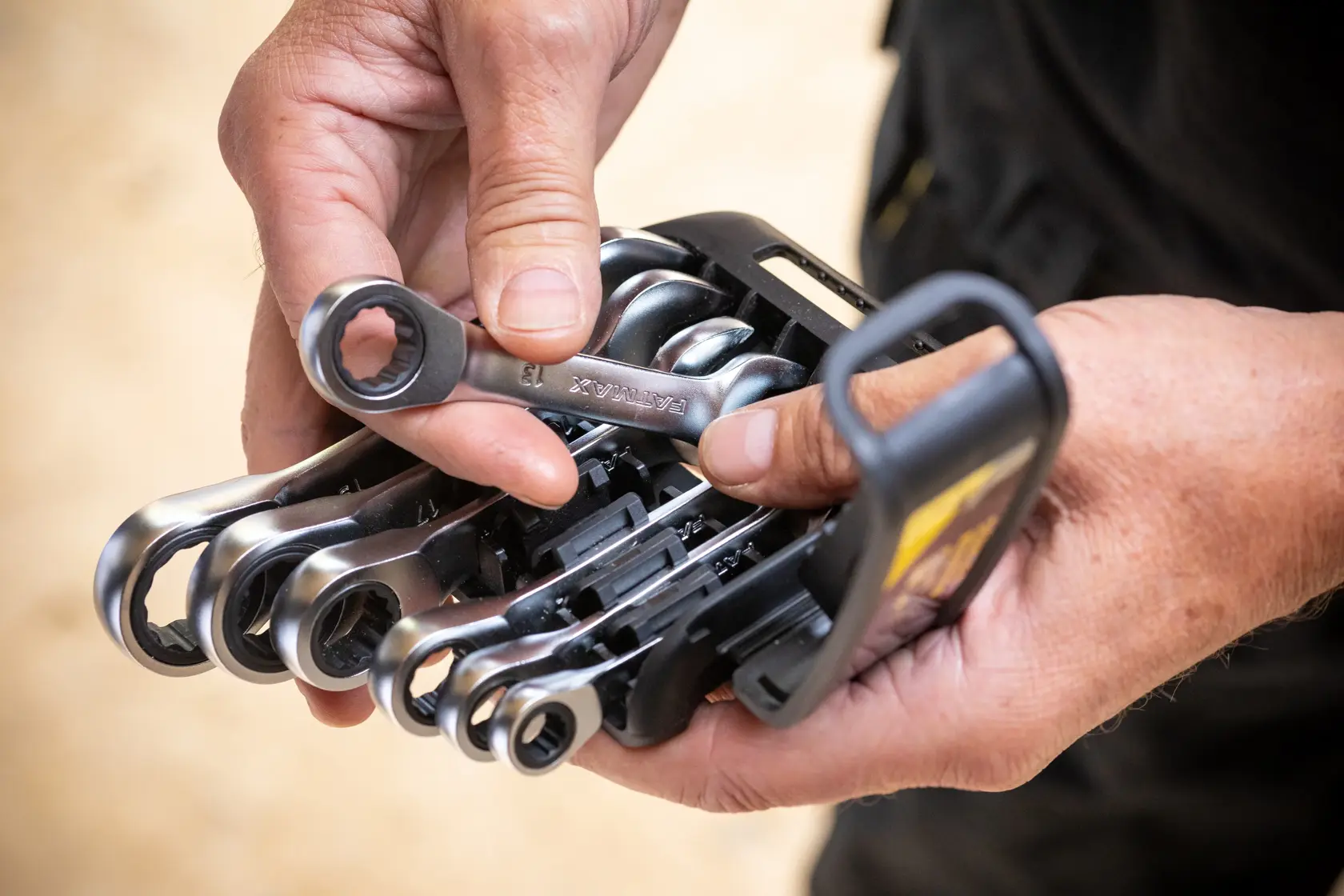 STANLEY FMMT82900-0 Ratschen-Ringschlüssel-Set in den Händen gehalten, Nahaufnahme im Freien.