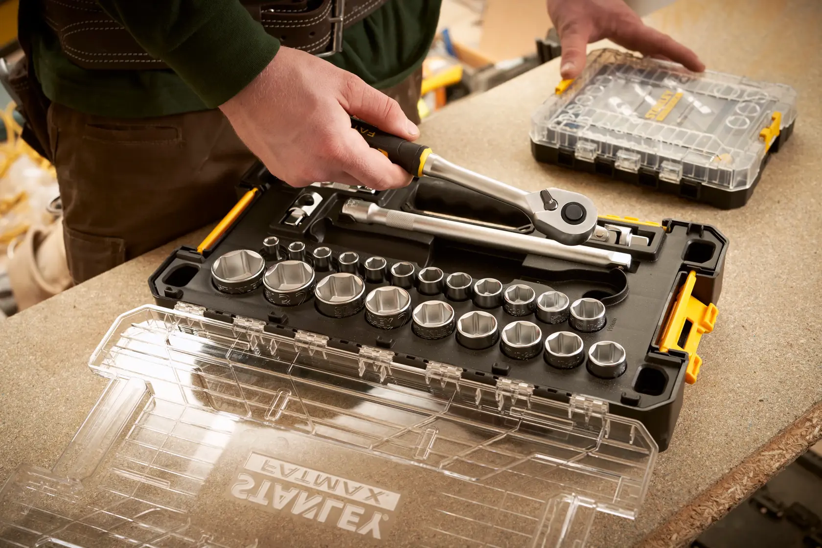 STANLEY FMMT98103-1 Steckschlüssel- und Ratschen-Set in schwarzer Box mit Klarsichtdeckel, Nahaufnahme.