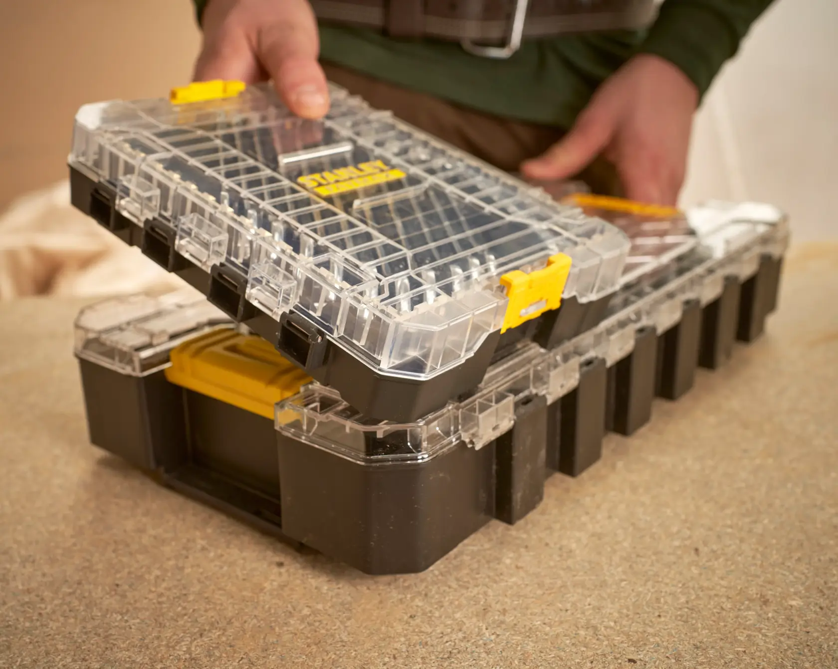 STANLEY FMMT98104-0 Organizerbox aus schwarzem und klarem Kunststoff mit gelben Verschlüssen, im Einsatz.