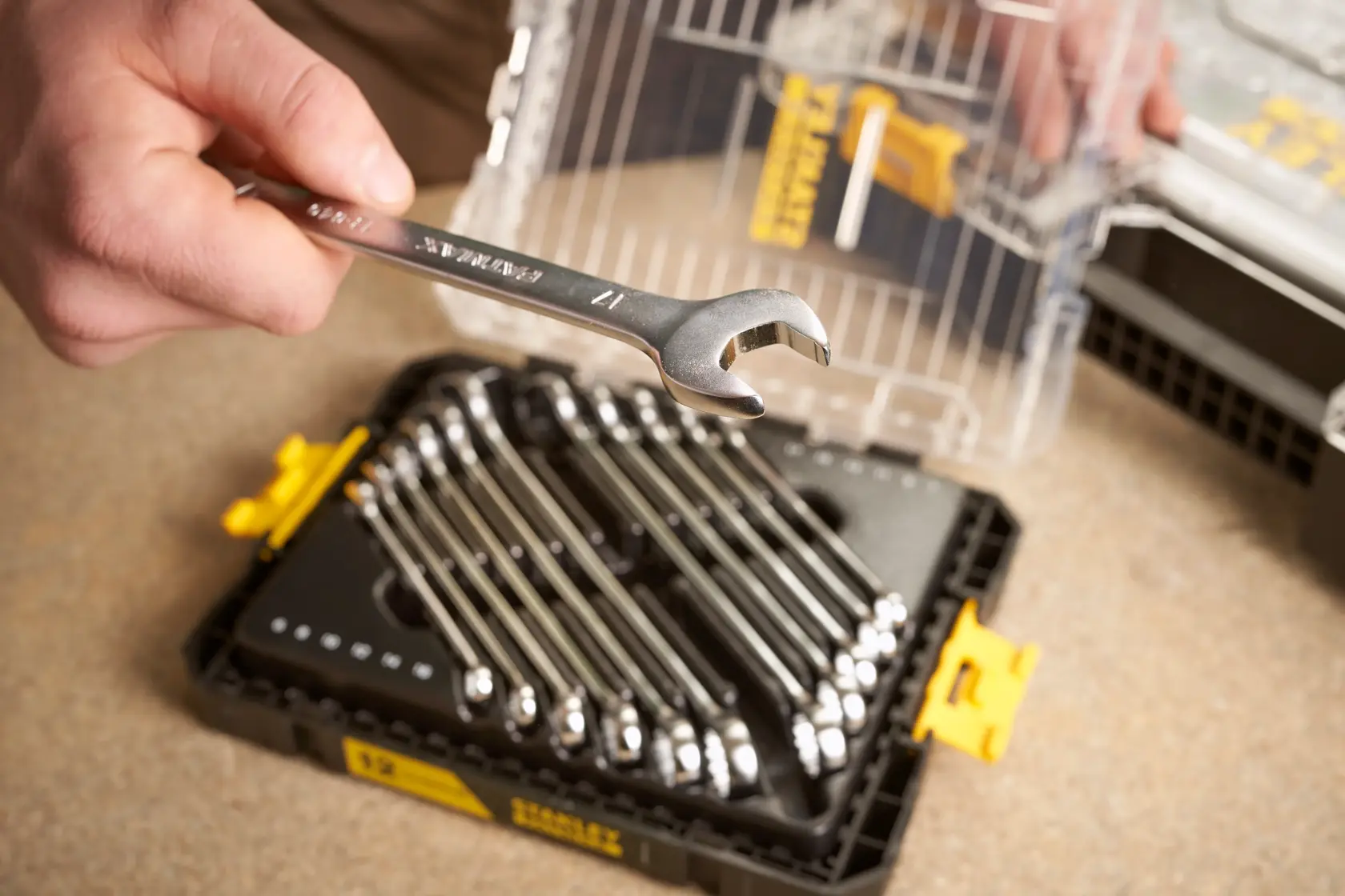 STANLEY FMMT98104-0 Schraubenschlüssel-Set mit mehreren Schlüsseln im schwarzen und gelben Koffer, Nahaufnahme.