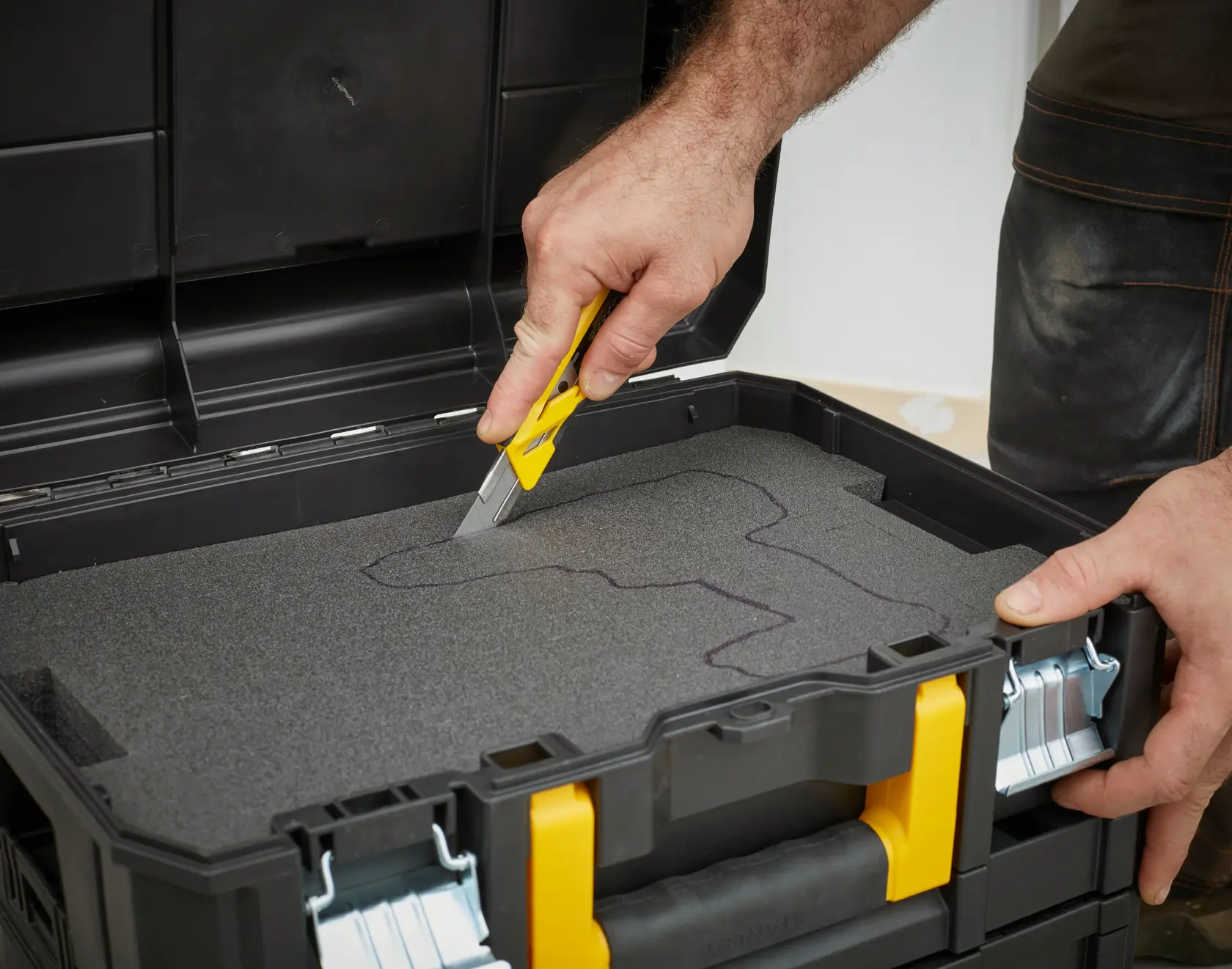 STANLEY FMST1-72365 Werkzeugkasten mit zugeschnittener Schaumeinlage für Werkzeuge, frontale Aufnahme.