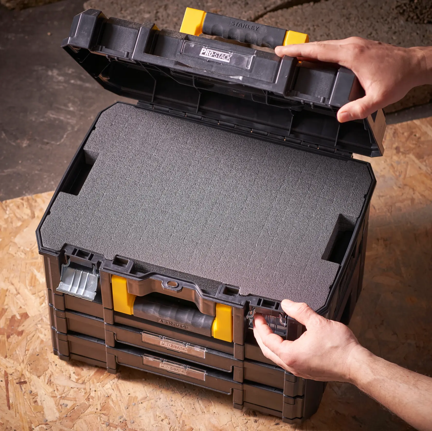 STANLEY FMST1-72365 modulare Aufbewahrungsbox mit Schaumstoffeinlage, geöffnet von oben auf Holzoberfläche.