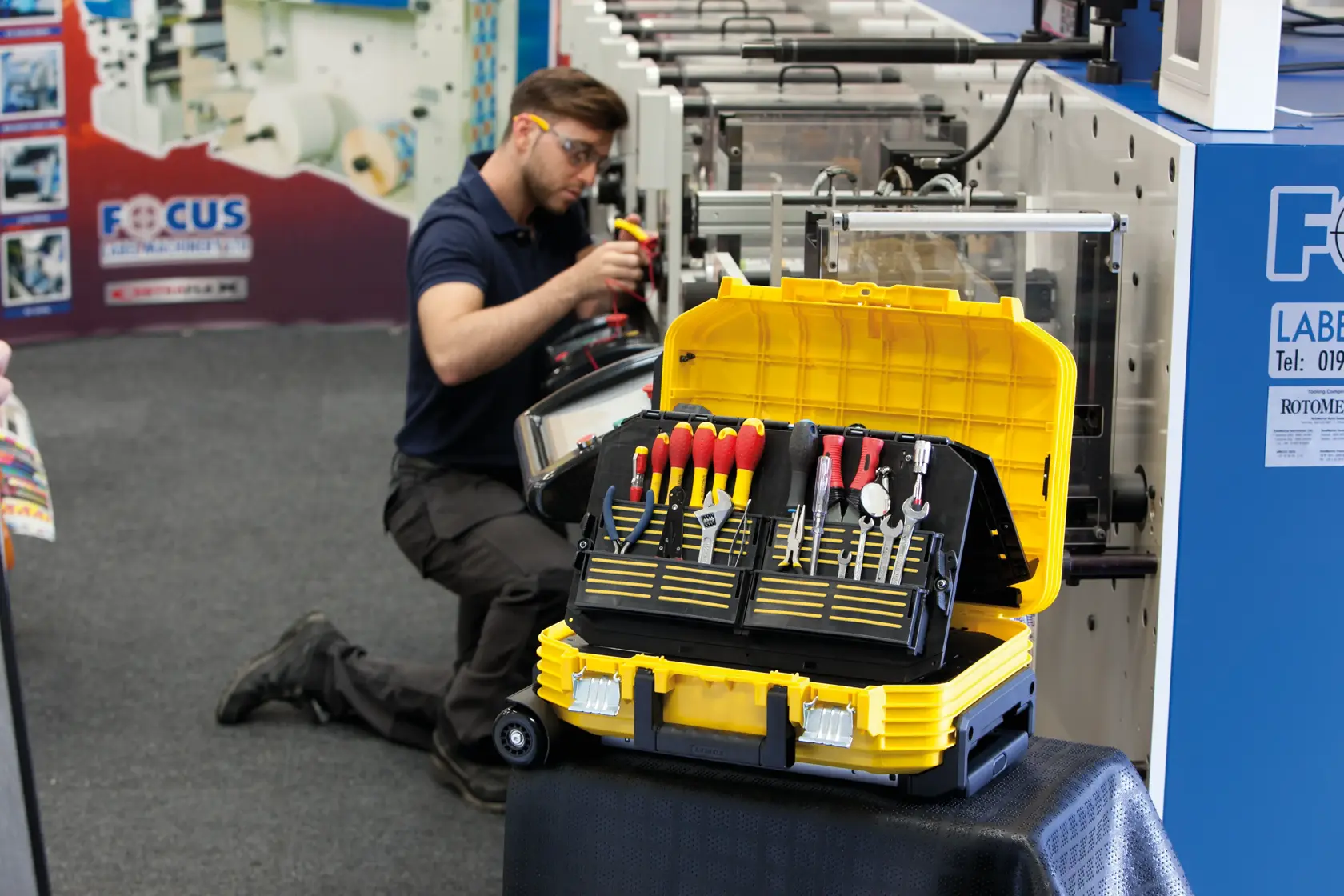 STANLEY FMST1-72383 Werkzeugkoffer offen, mit verschiedenen Handwerkzeugen, gelb und schwarz, im Werkstattbereich.