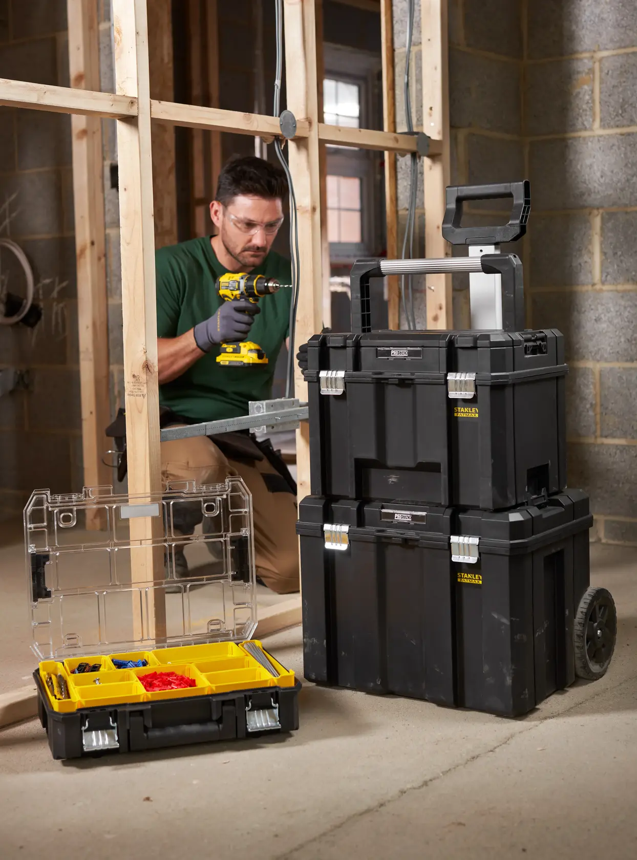 STANLEY FMST1-75753 schwarze stapelbare Werkzeugkisten mit gelbem Organizer, Baustellenumgebung.
