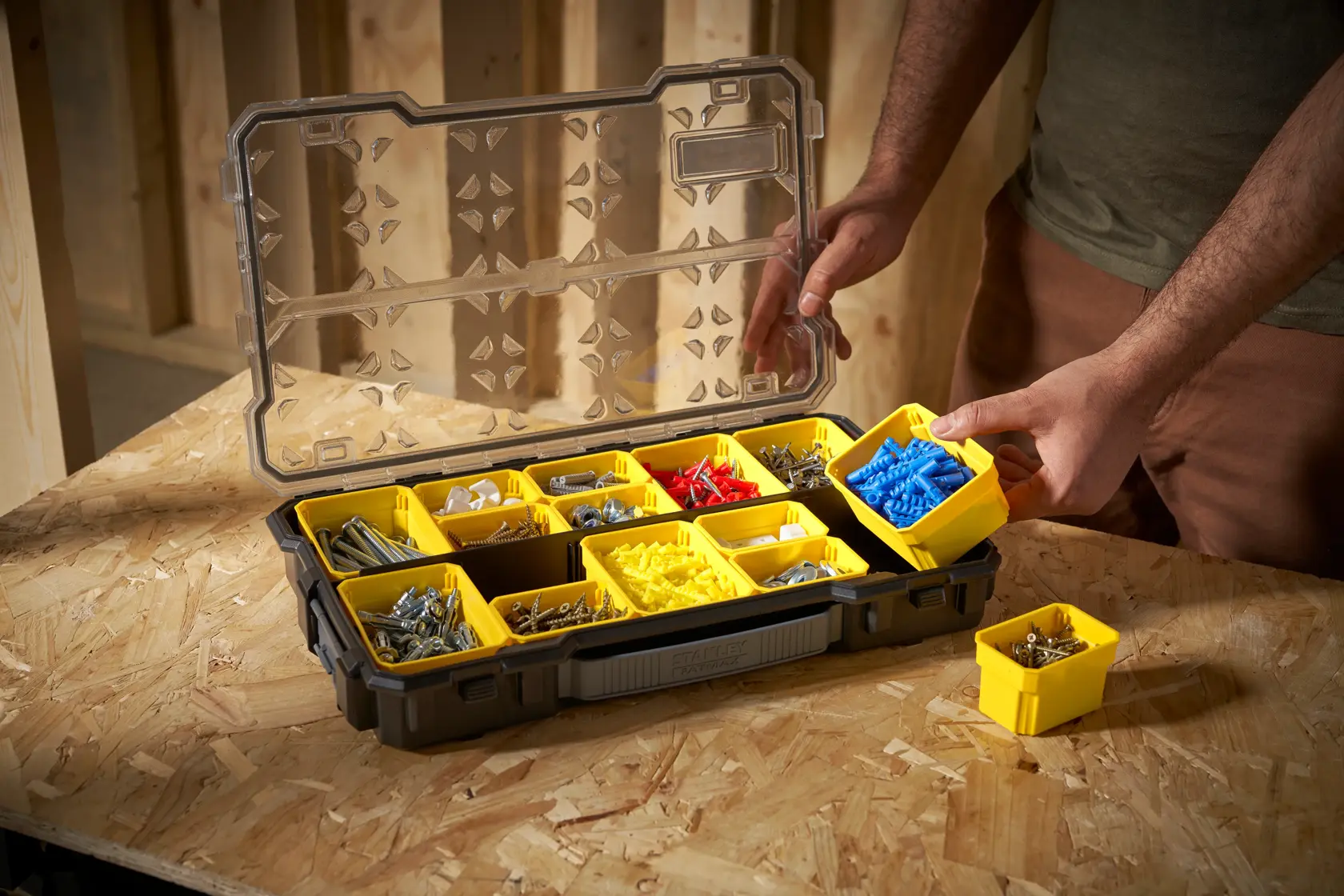 STANLEY FMST1-75779 Organizer-Box mit gelben Fächern gefüllt mit Schrauben und Befestigungen, Foto im Winkel.