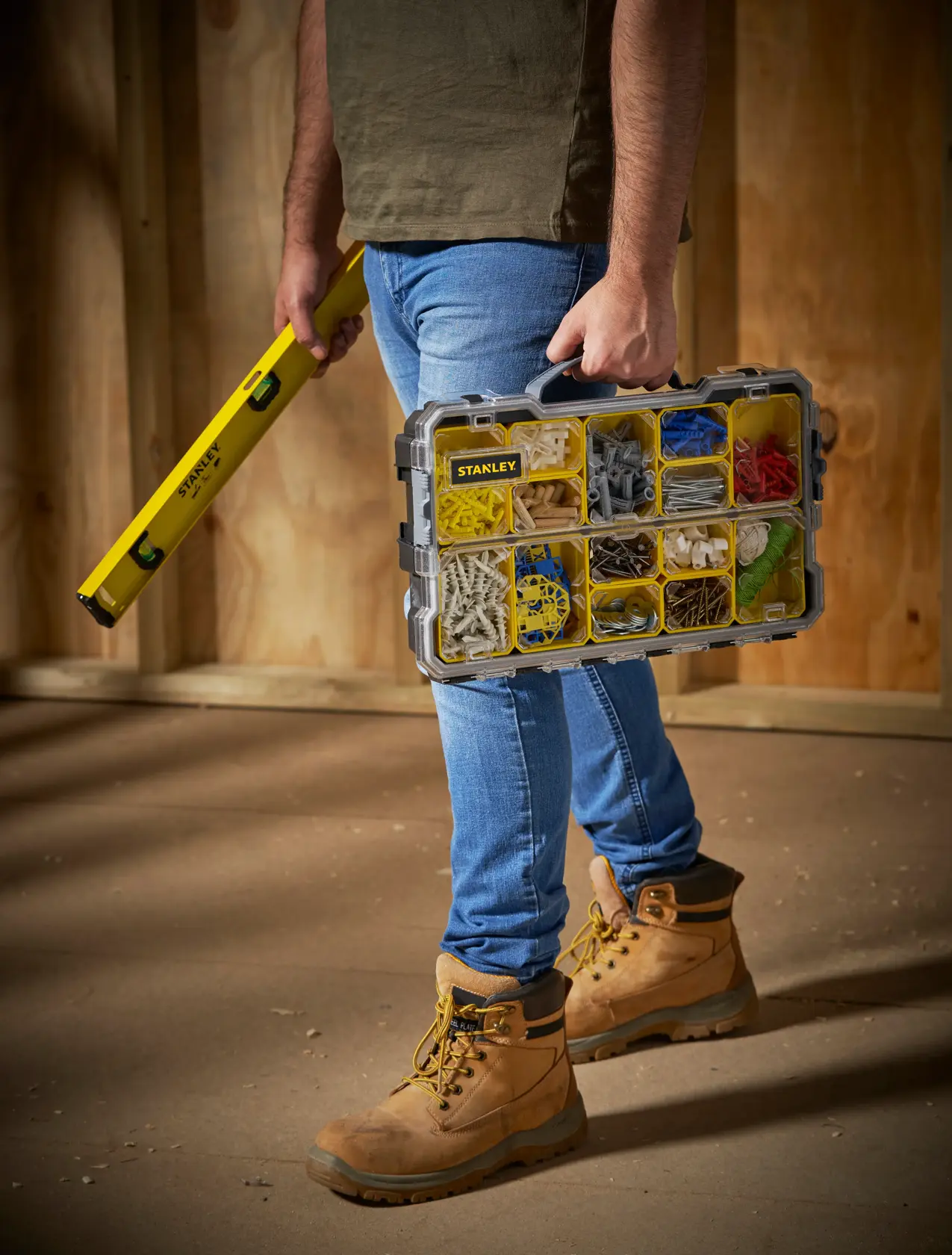 STANLEY FMST1-75779 Organizer-Box mit Fächern, von Person gehalten, Seitenansicht, Baustelle.