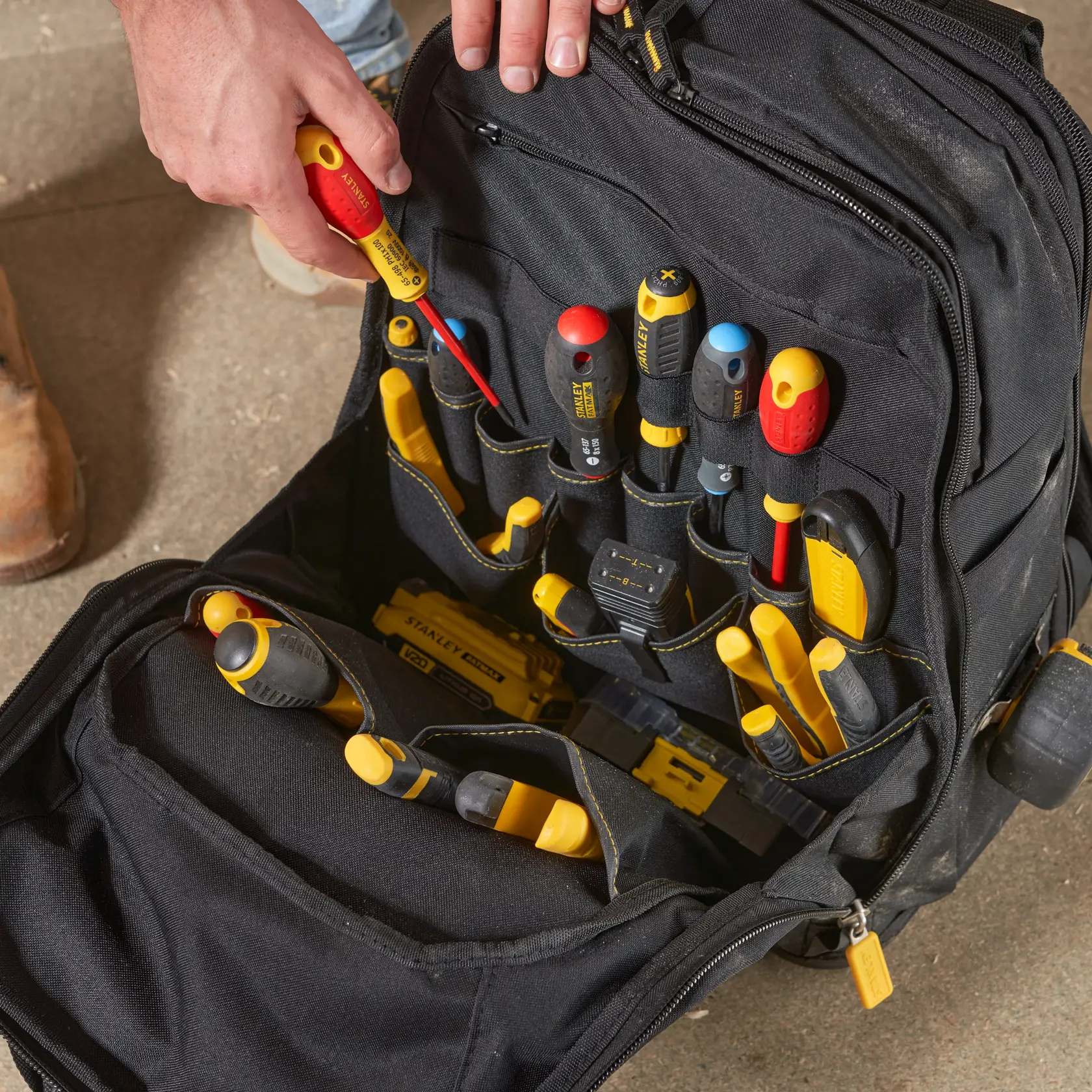 STANLEY FMST1-80144 Werkzeugtasche mit sortierten Handwerkzeugen, von oben am Arbeitsplatz fotografiert.