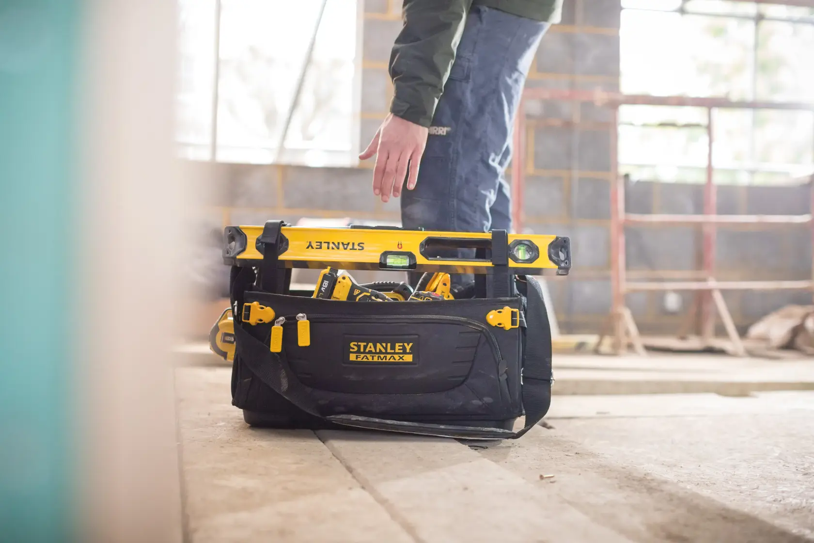 Foto der STANLEY FMST1-80146 Werkzeugtasche mit Werkzeugen auf einer Baustelle.