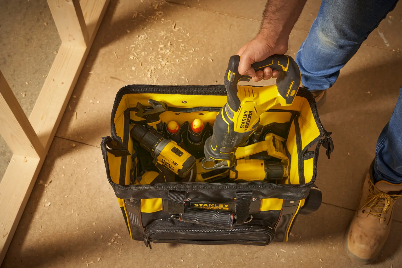 Foto der STANLEY FMST1-80148 Werkzeugtasche mit STANLEY Elektrowerkzeugen, von oben auf Baustelle.