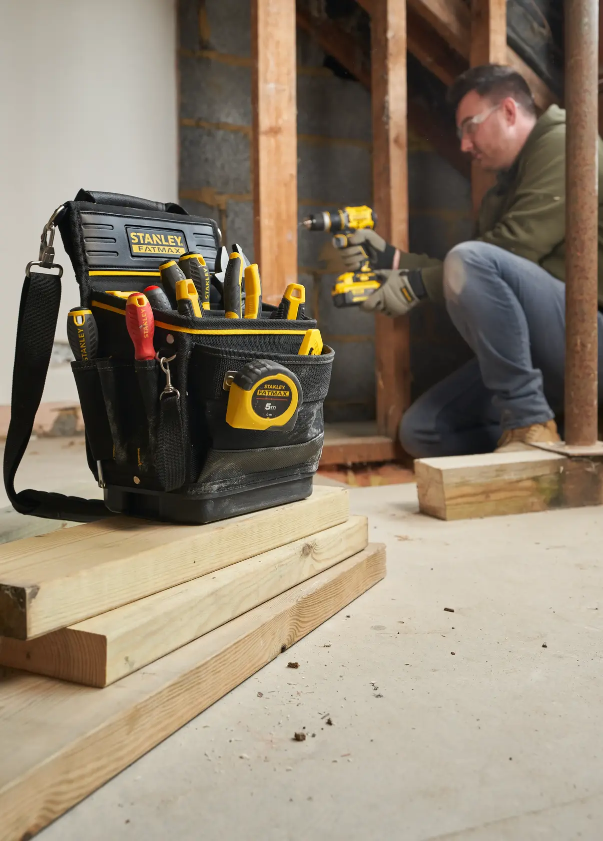 STANLEY FMST17624-1 Werkzeugtasche mit Handwerkzeugen auf Baustelle, Vordergrundansicht.