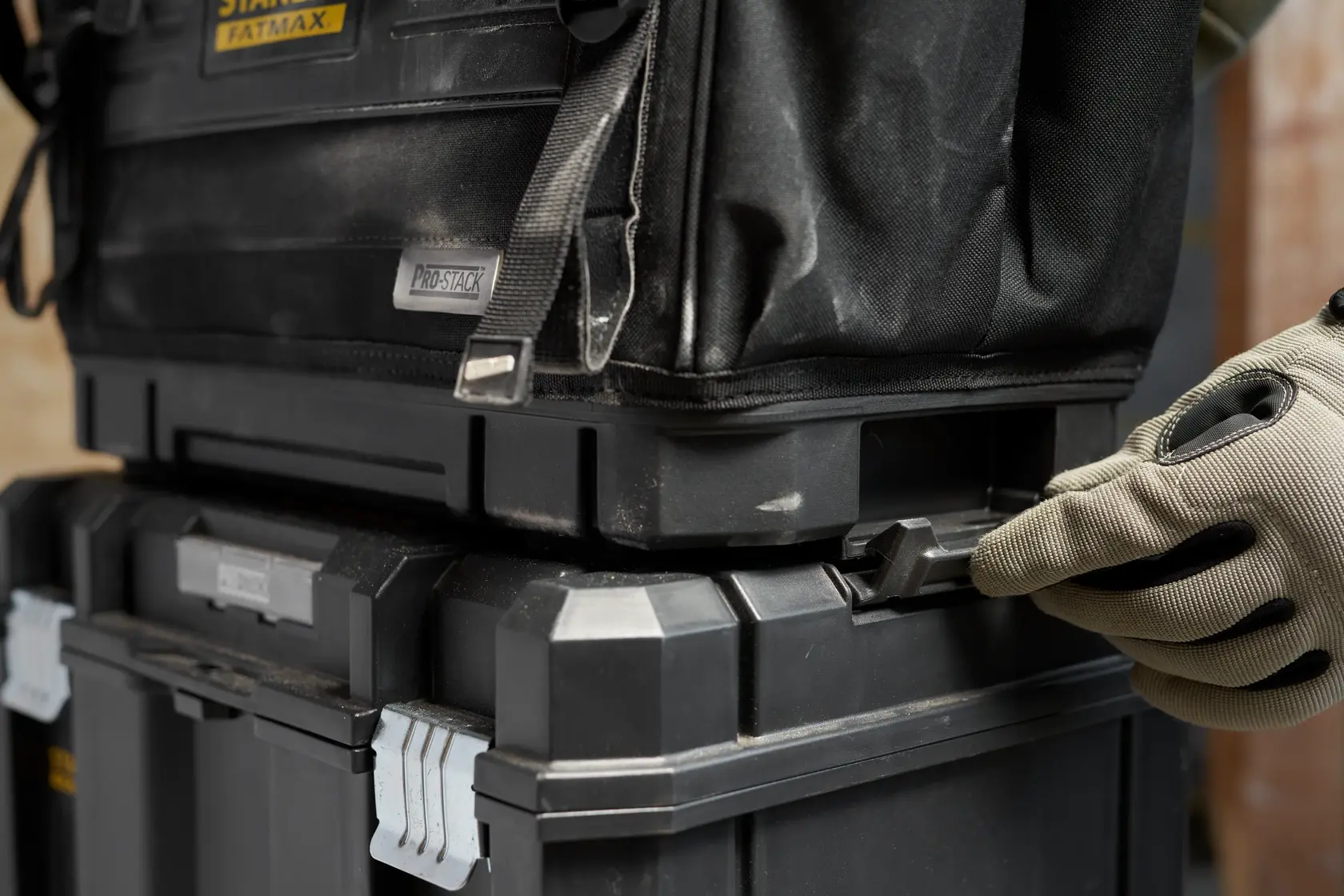 STANLEY FMST17626-1 schwarze PRO-STACK Werkzeugboxen mit Handschuh befestigt Riegel, Seitenansicht.