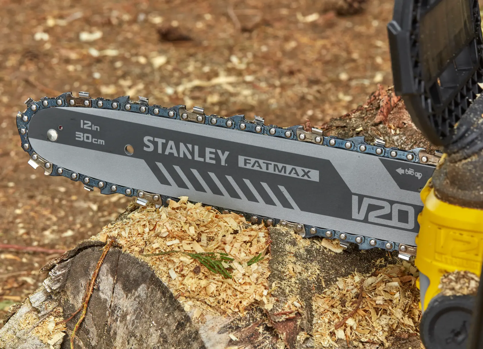 Foto der STANLEY SFMCCS630B Kettensägenklinge auf Baumstumpf, FATMAX V20, 12in/30cm, Nahaufnahme.