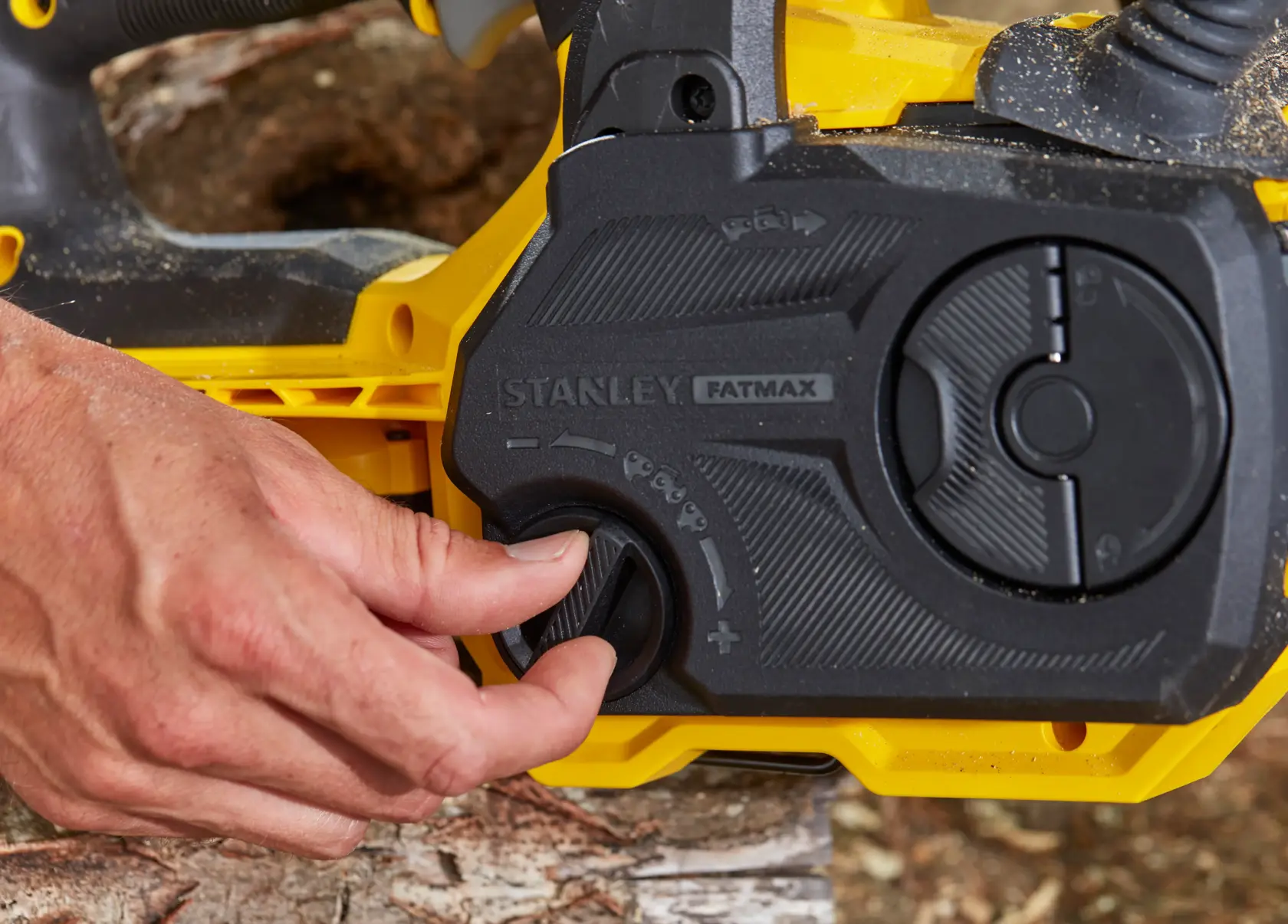 Foto vom STANLEY SFMCCS630B Kettensägen-Bedienfeld, Nahaufnahme des Drehknopfs.