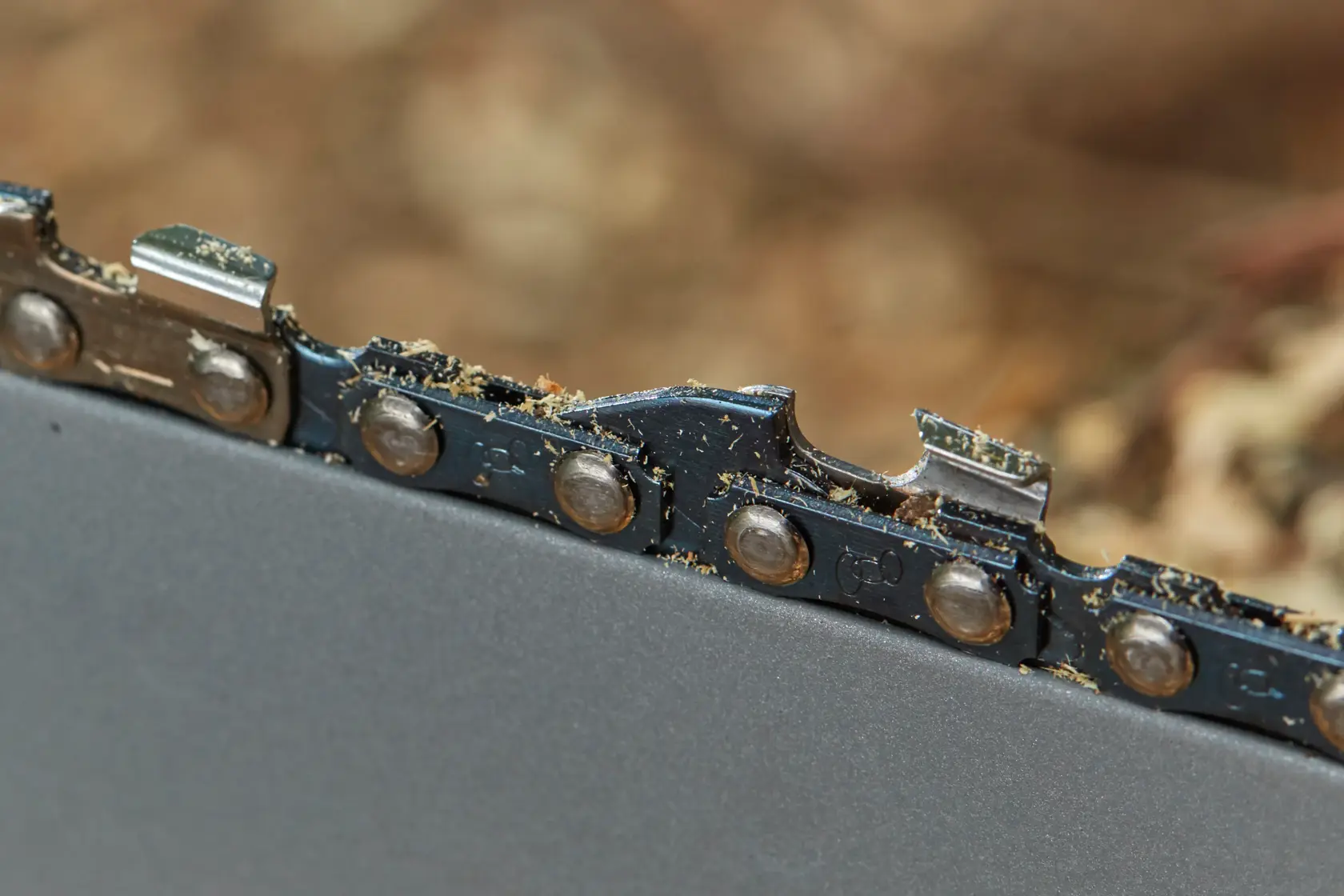 STANLEY SFMCCS630M1 Kettensägenblatt Nahaufnahme mit Metallzähnen und Sägemehl.