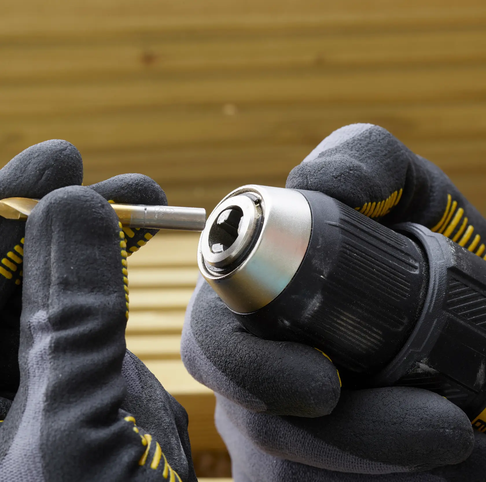 STANLEY SFMCD710D2K, SFMCD710D2K-QW Bohrmaschine Nahaufnahme Bit einsetzen, Handschuhe, Fotografie