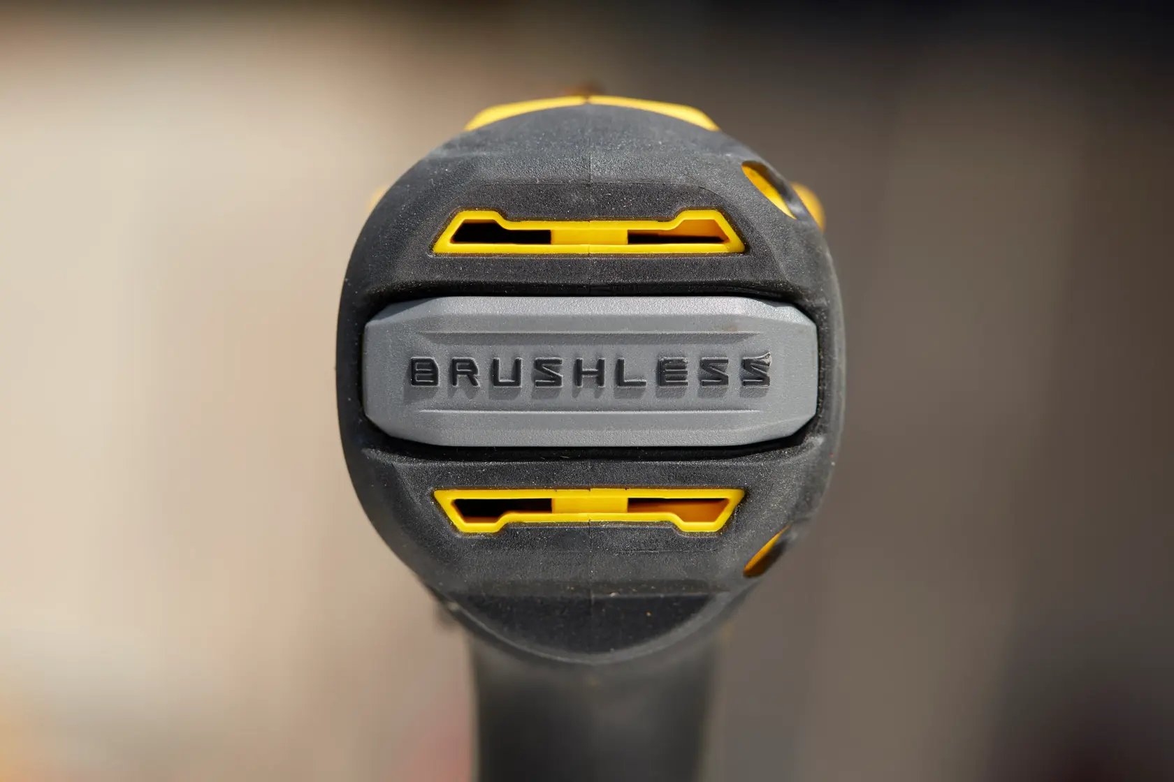 Foto der STANLEY SFMCD720B Bohrgriff-Nahaufnahme mit Brushless-Kennzeichnung und gelb-schwarzen Akzenten.
