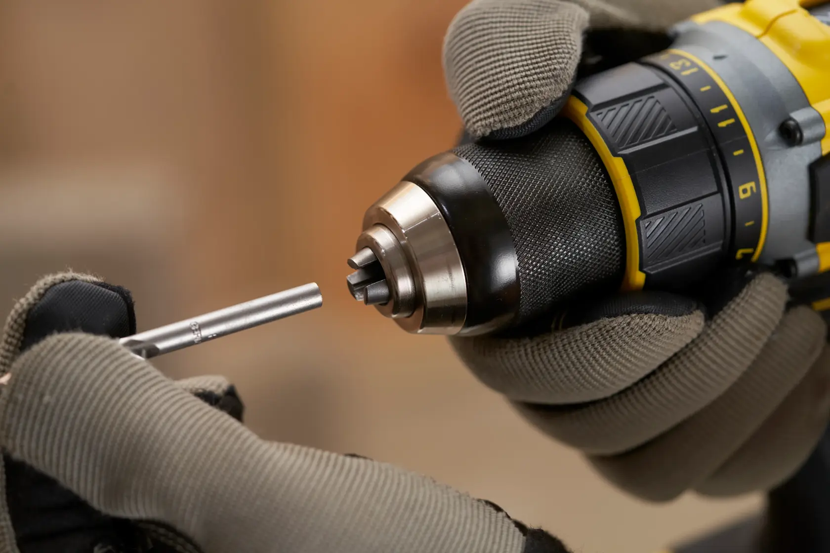 STANLEY SFMCD720D2K Bohrmaschine in Handschuhen, eingesetzt wird ein Bohrer, Nahaufnahme des Produkts.