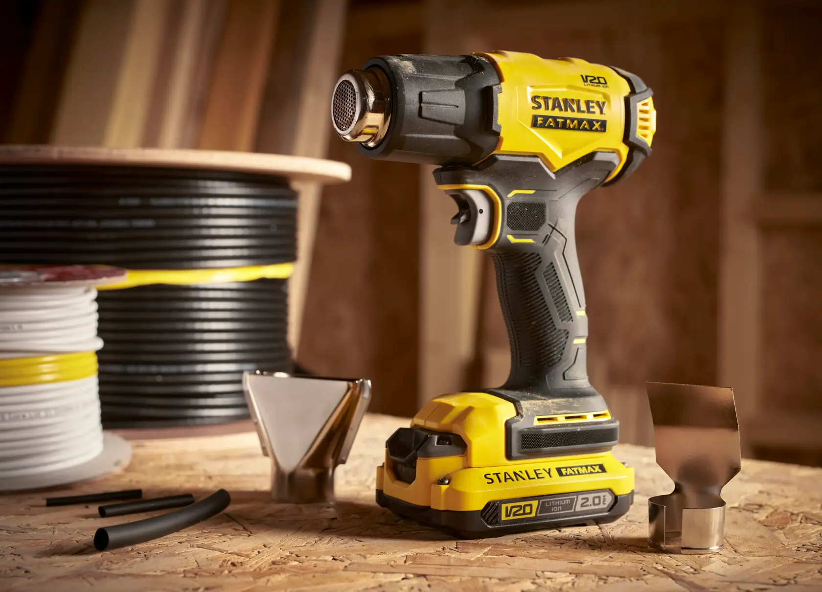 STANLEY SFMCE530B Heißluftpistole mit Zubehör, gelb und schwarz, Produktfotografie auf Werkbank.