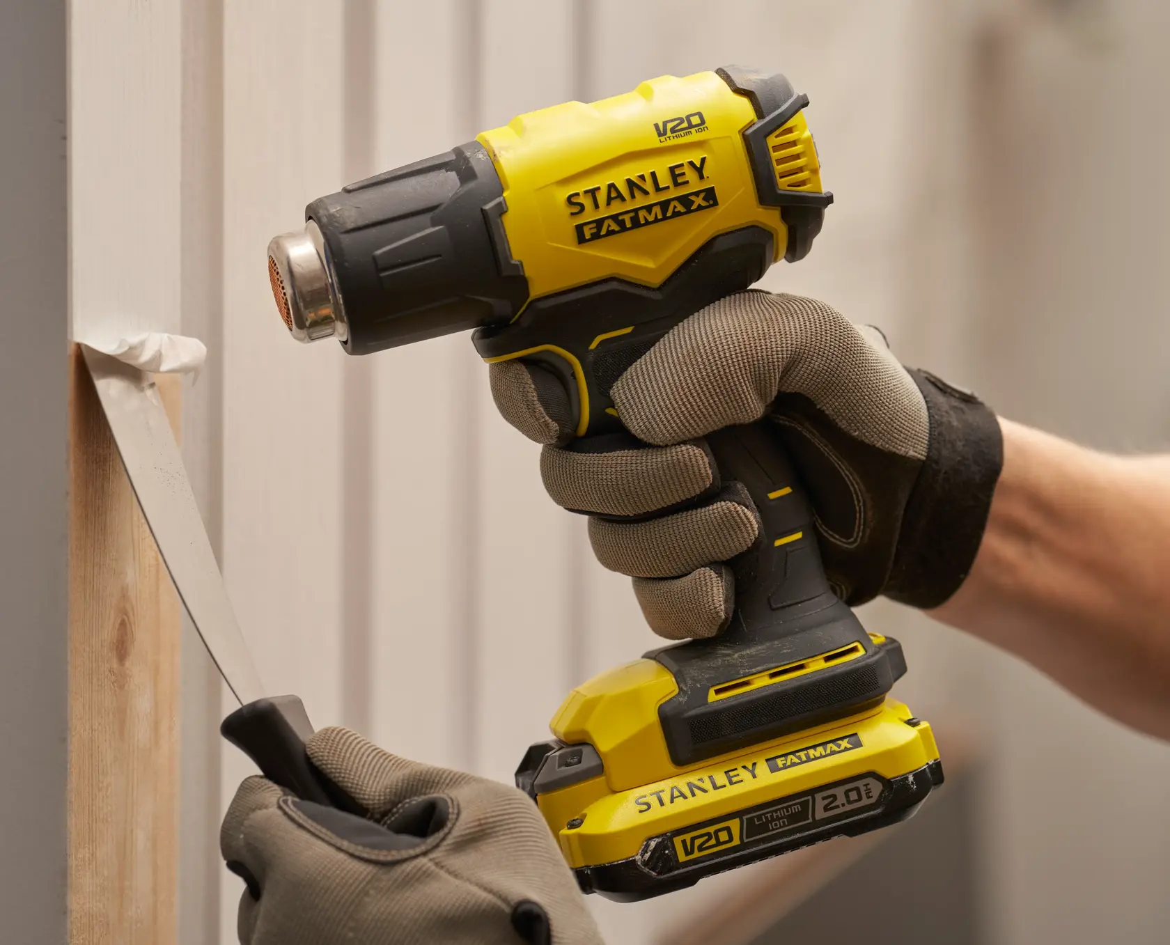 Stanley SFMCE530B Heißluftpistole zum Entfernen von Farbe, Nahaufnahme des Werkzeugs in Aktion, Kategorie Fotografie.