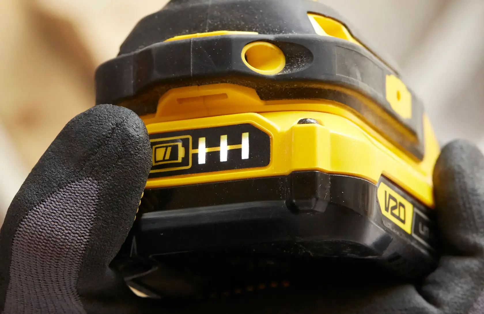 STANLEY SFMCF810D2K kabelloses Werkzeug Nahaufnahme mit Batterieanzeige, gelb und schwarz.