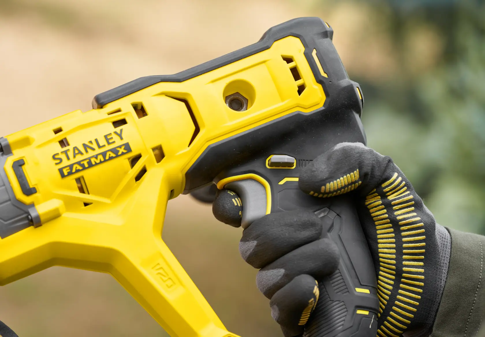 STANLEY SFMCGA75M1 FATMAX Elektrowerkzeug gelb und schwarz, Nahaufnahme des Griffs, Fotografie.