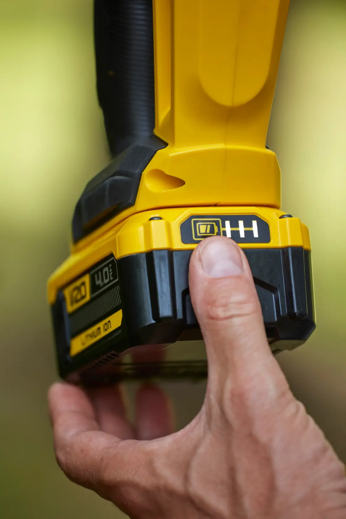 STANLEY SFMCHT855B gelber kabelloser Werkzeugakku wird gedrückt, Nahaufnahme Fotografie.