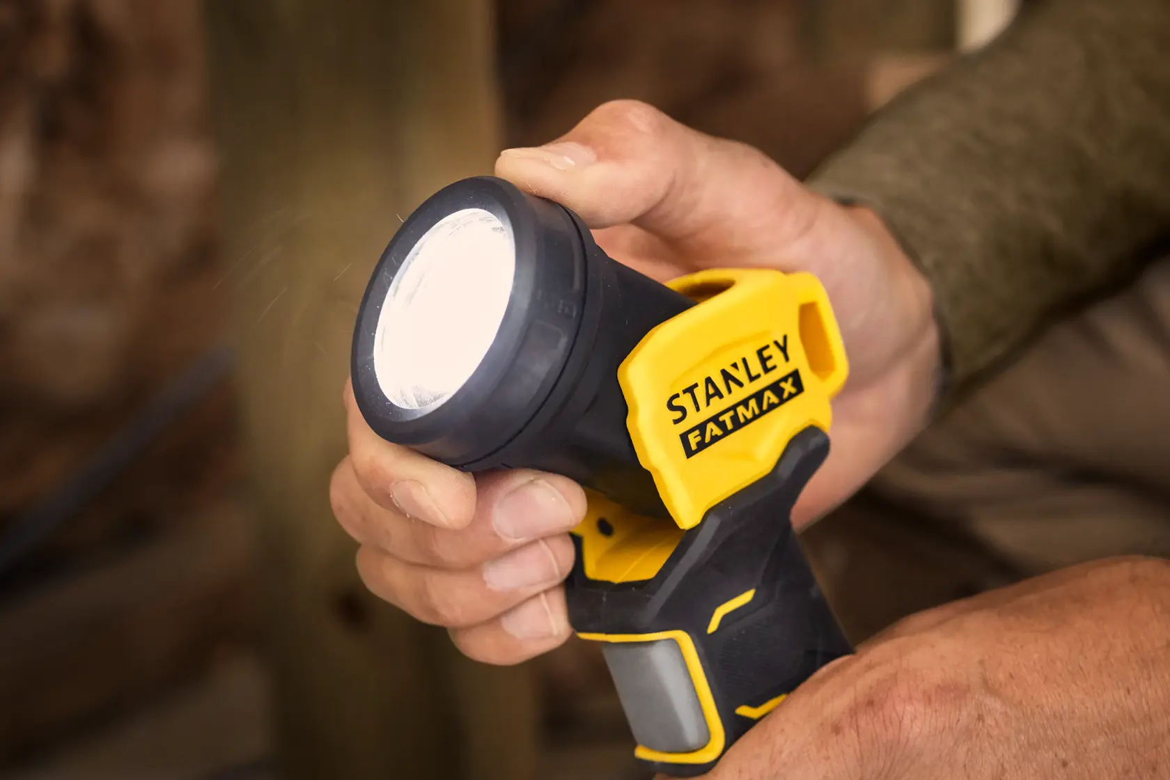 Stanley SFMCL020B Fotografie des tragbaren gelb-schwarzen Fatmax Akku-LED-Strahlers.