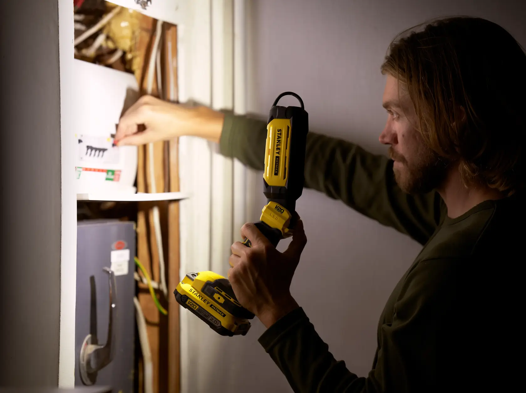 STANLEY SFMCL050B 18V STANLEY FATMAX V20 Pivot Light zum Beleuchten eines Elektroschaltschranks.