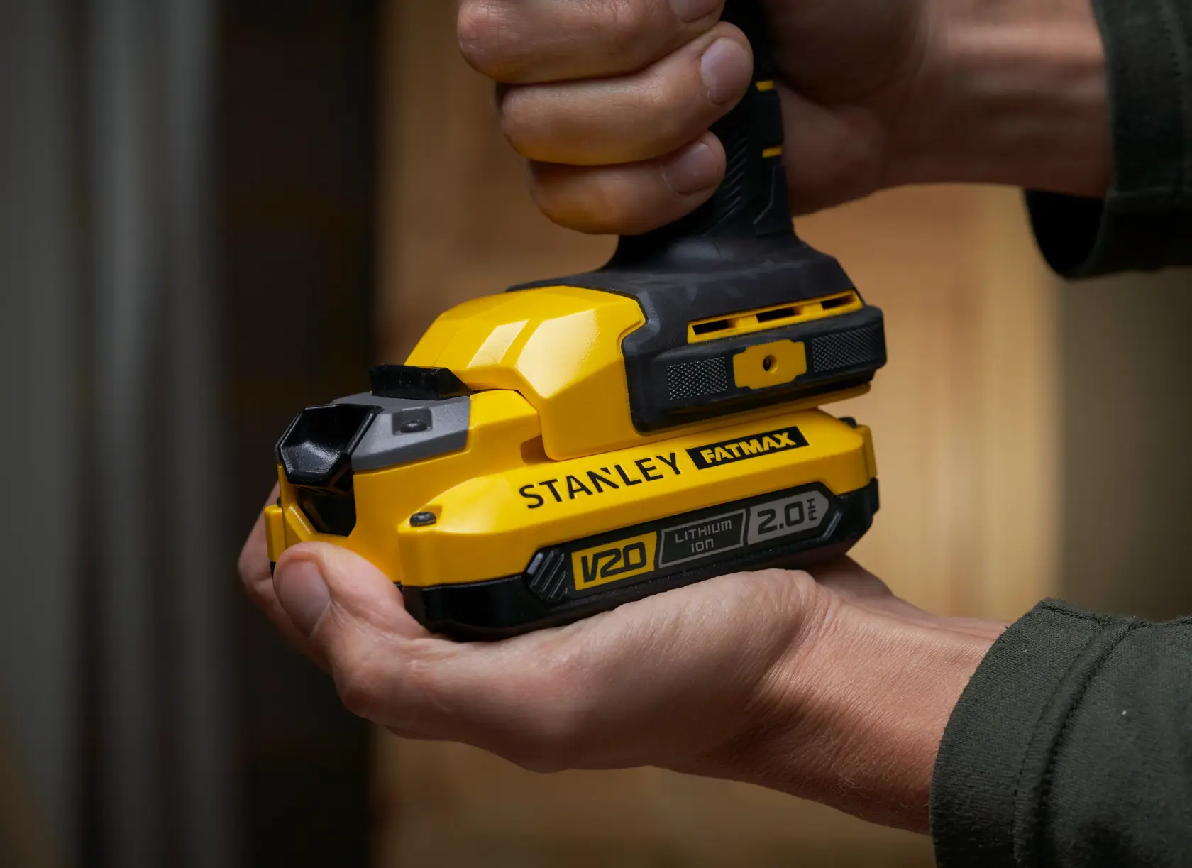 STANLEY SFMCL050B 18V FATMAX V20 Pivot Light, gelb, Nahaufnahme in der Hand.