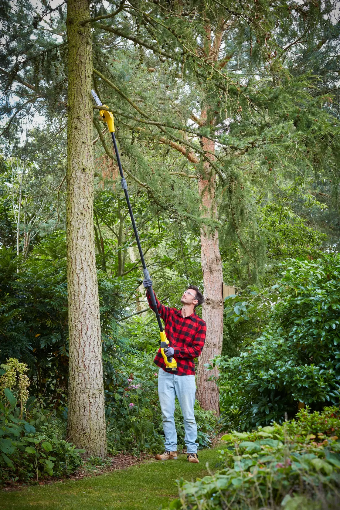 STANLEY SFMCPS620B Hochentaster im Einsatz zum Schneiden hoher Äste im Garten.