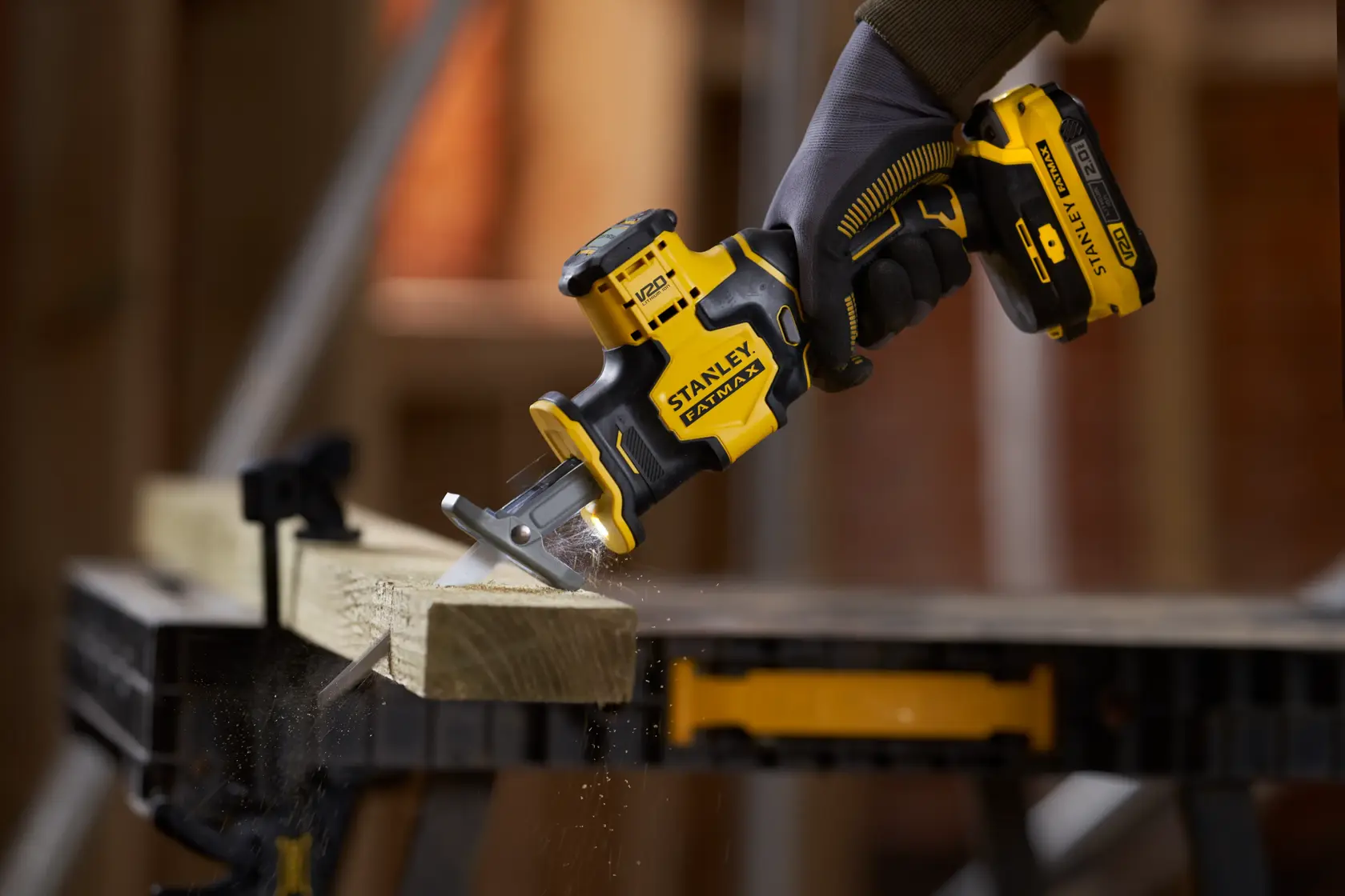 STANLEY SFMCS305B kabellose Säbelsäge schneidet Holz, Nahaufnahme des Produkts in Verwendung.