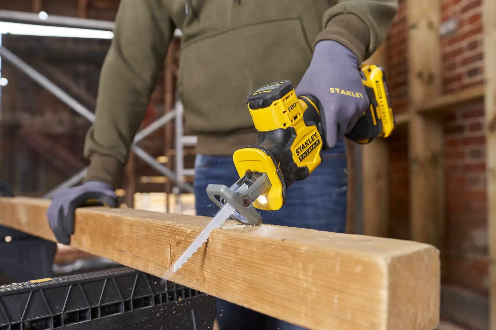 STANLEY SFMCS305B SFMCS305B-XJ Akku-Säge schneidet Holz, Handbetrieb in Werkstatt.