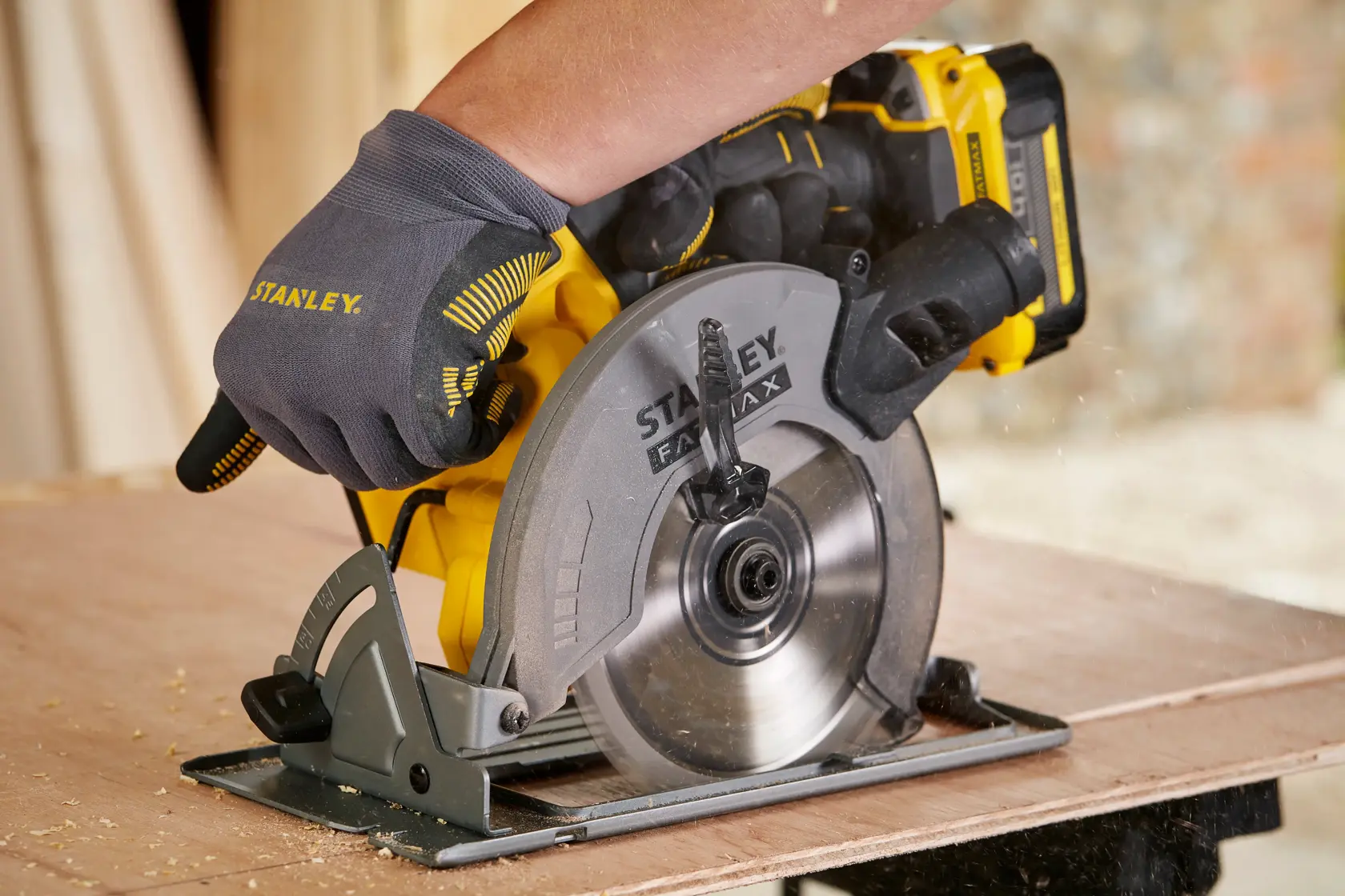STANLEY SFMCS500B Kreissäge im Einsatz, gelbes und graues Design, Holz sägend.
