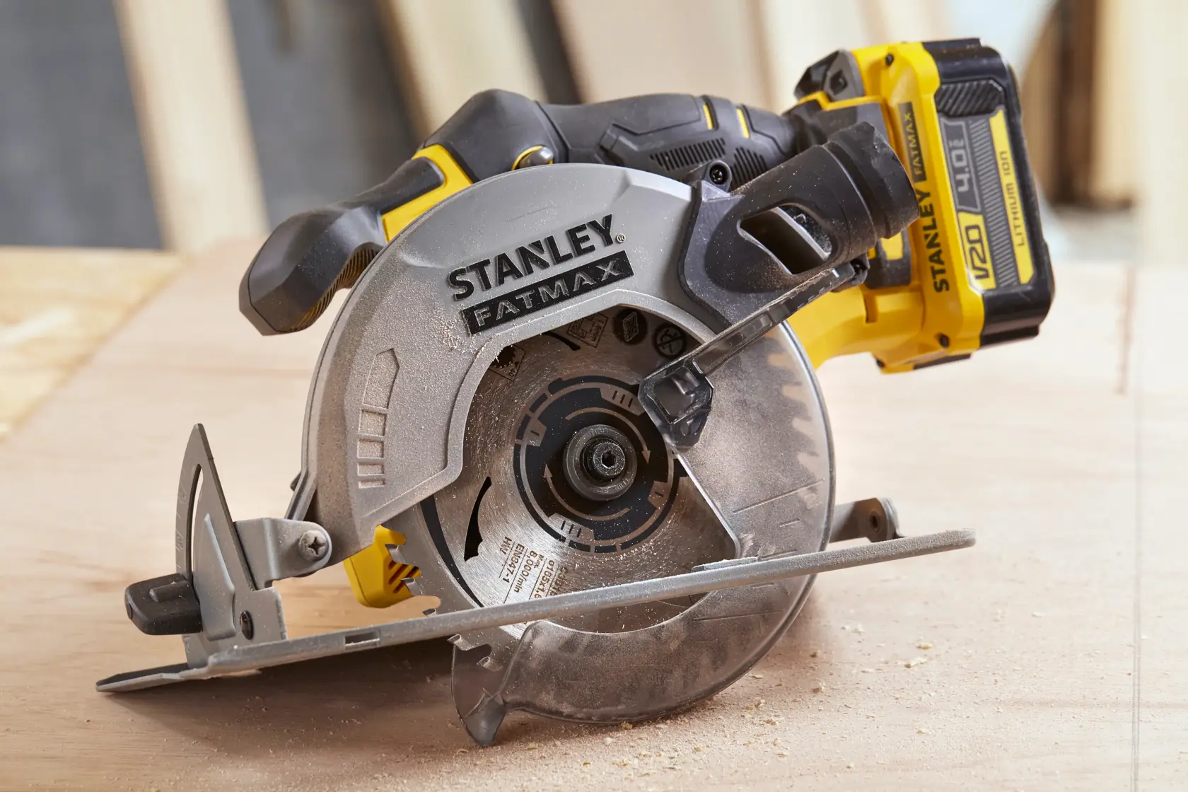 STANLEY SFMCS500M2K kabellose Kreissäge, Seitenansicht, Blatt schneidet Holzfläche.