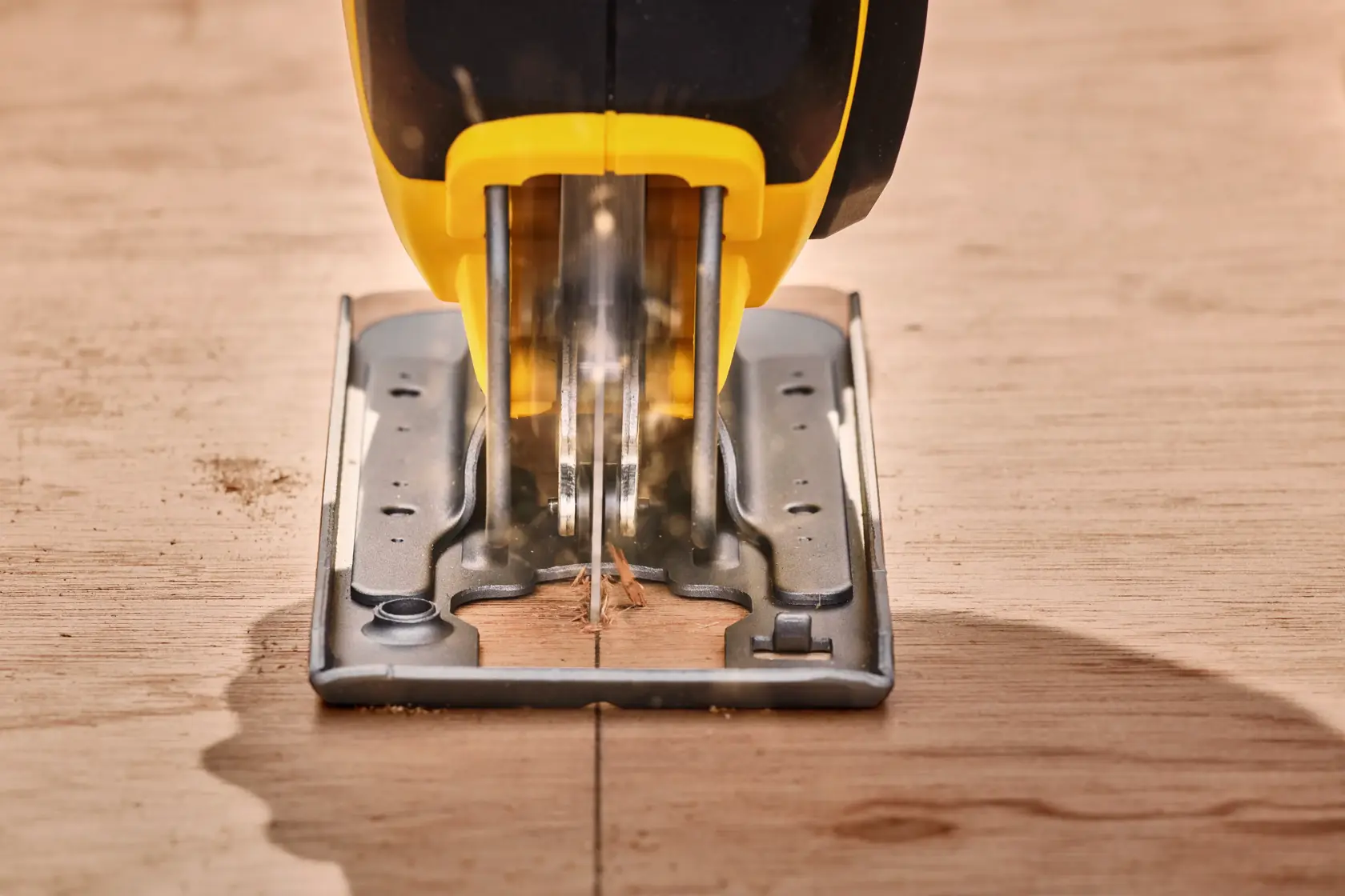 STANLEY SFMCS600M2K Stichsäge schneidet Holz, Nahaufnahme Vorderansicht, gelb-schwarzes Werkzeug, Fotografie.