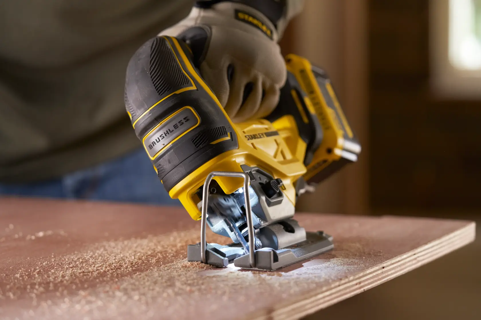Foto der STANLEY SFMCS650B 18V FATMAX V20 Brushless Stichsäge beim Holzsägen, Nahaufnahme, Werkzeug in Benutzung.