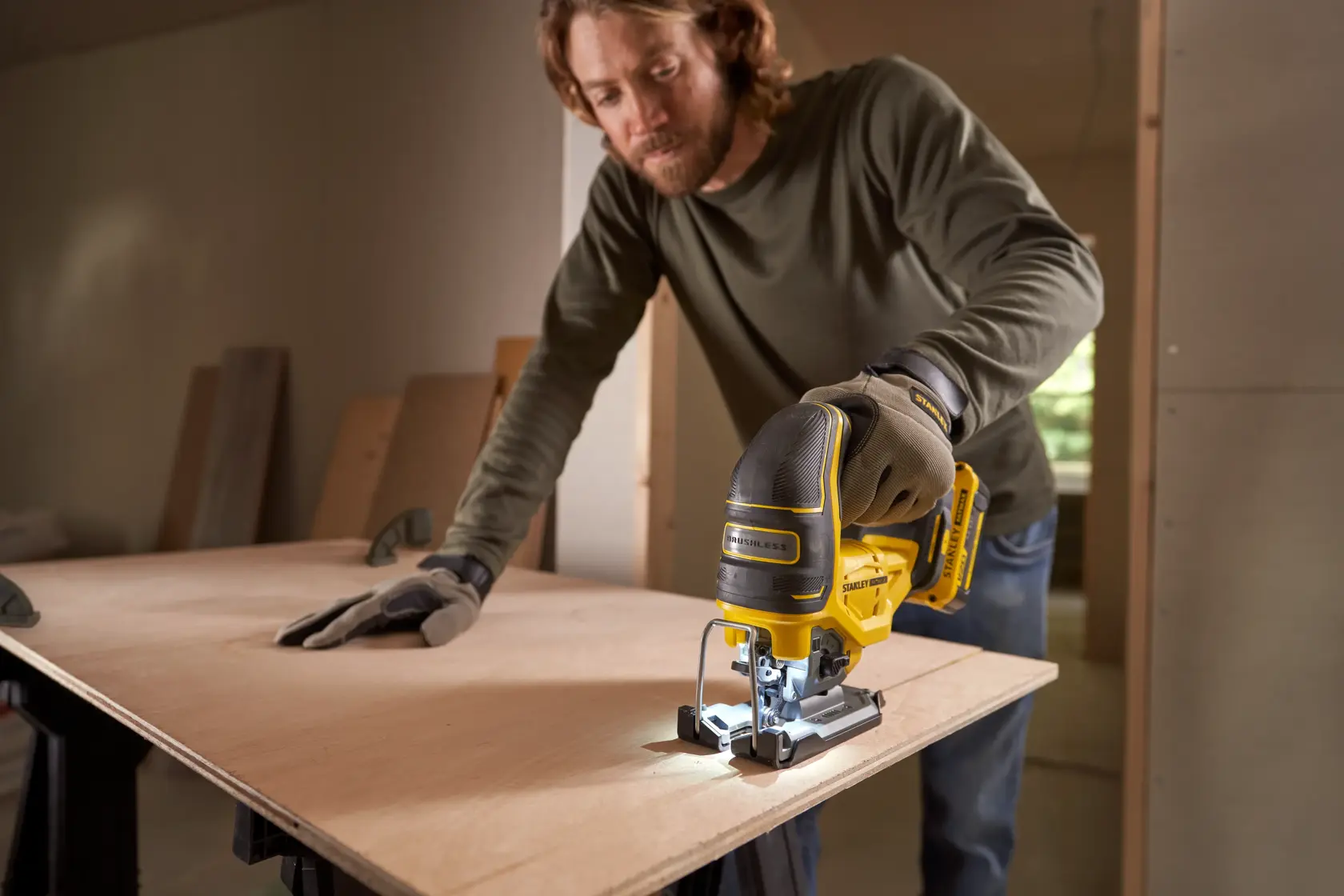 STANLEY SFMCS650B 18V STANLEY FATMAX V20 Brushless Stichsäge beim Holzschneiden, Produktnahaufnahme in Werkstatt.