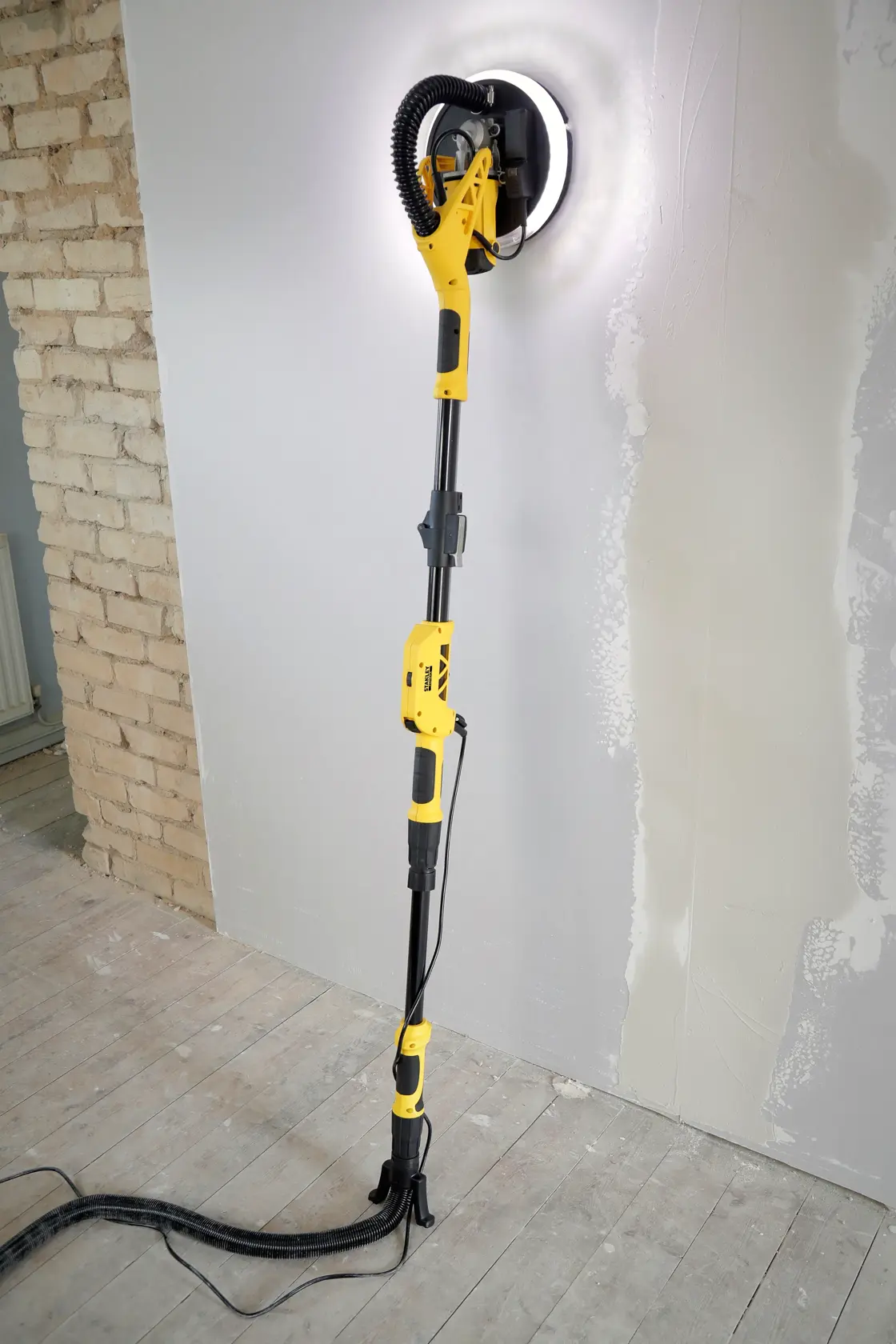 STANLEY SFMEE500S Wandschleifer mit LED-Licht, Teleskopgriff, schleift Gipswand, Seitenansicht.