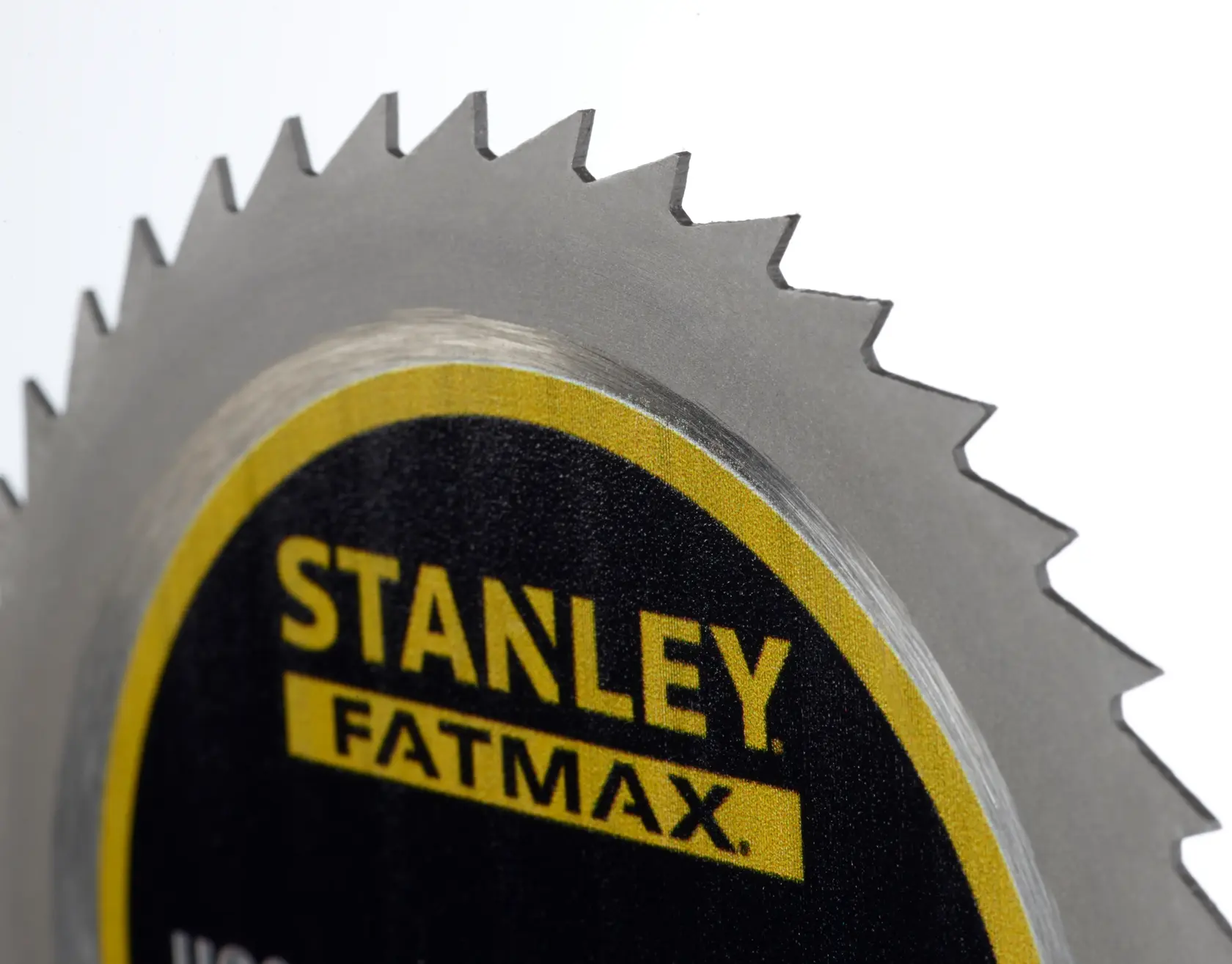 Foto der STANLEY FATMAX STA10420 Kreissägeblatt-Nahaufnahme mit scharfen Zähnen und Markenlogo.