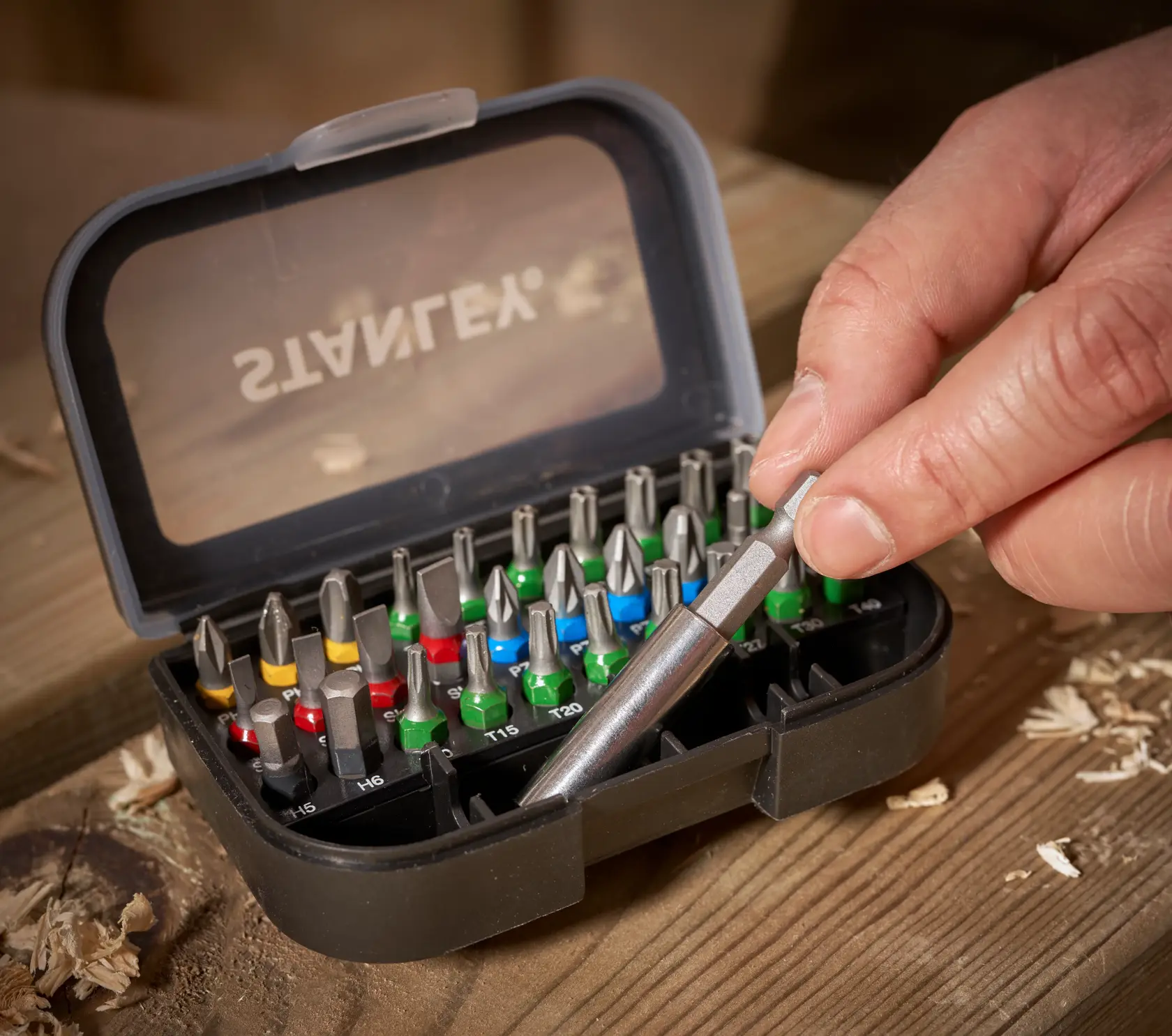 STANLEY STA60490 Schraubendreher-Bit-Set in schwarzer Box mit farbigen Bits, Nahaufnahme Fotografie.
