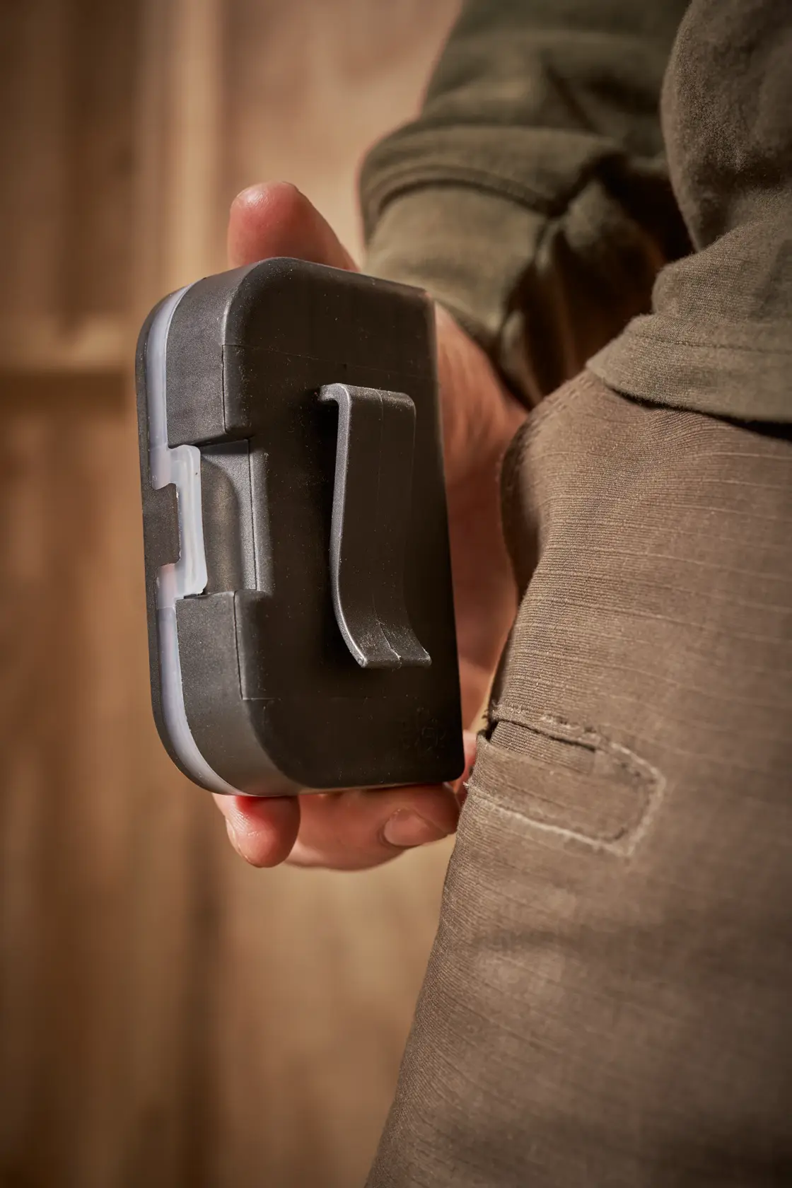 STANLEY STA60490 schwarze kompakte Werkzeugbox mit Gürtelclip, in der Hand, Nahaufnahme Fotografie.