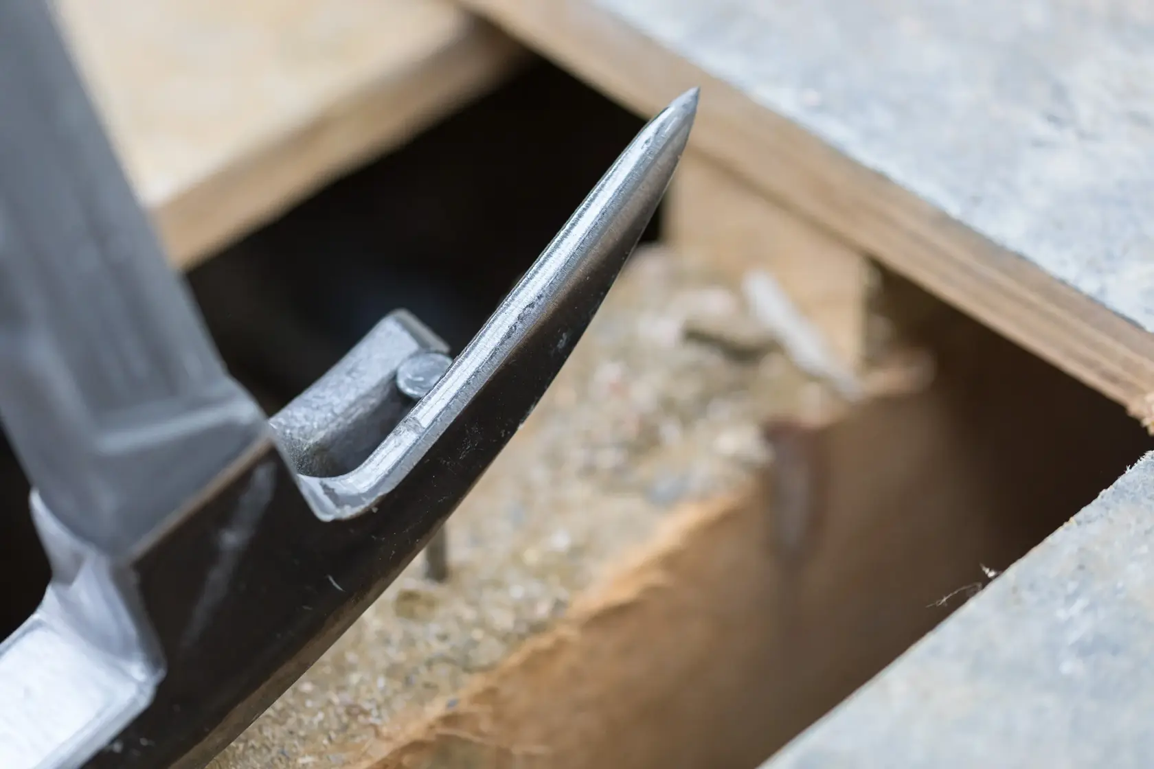 Nahaufnahme des STANLEY STHT0-51311 Klauenhammerkopfs neben Holzbrettern, Fotografie.