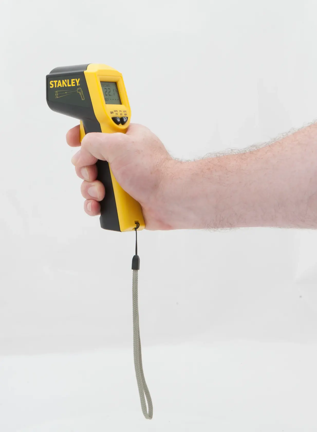 STANLEY STHT0-77365 Infrarot-Thermometer in Hand gehalten, seitliche Ansicht, gelb-schwarz mit Display und Handschlaufe.