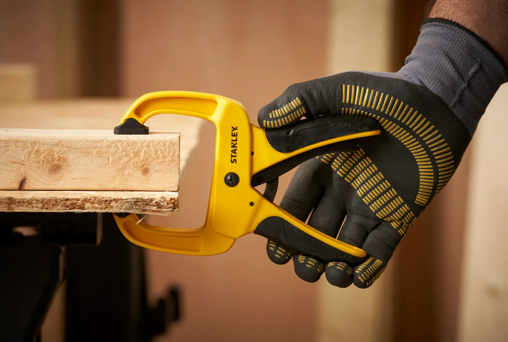 STANLEY STHT0-83199 gelbe Zwinge zum Befestigen von Holz, Seitenansicht aus der Nähe.