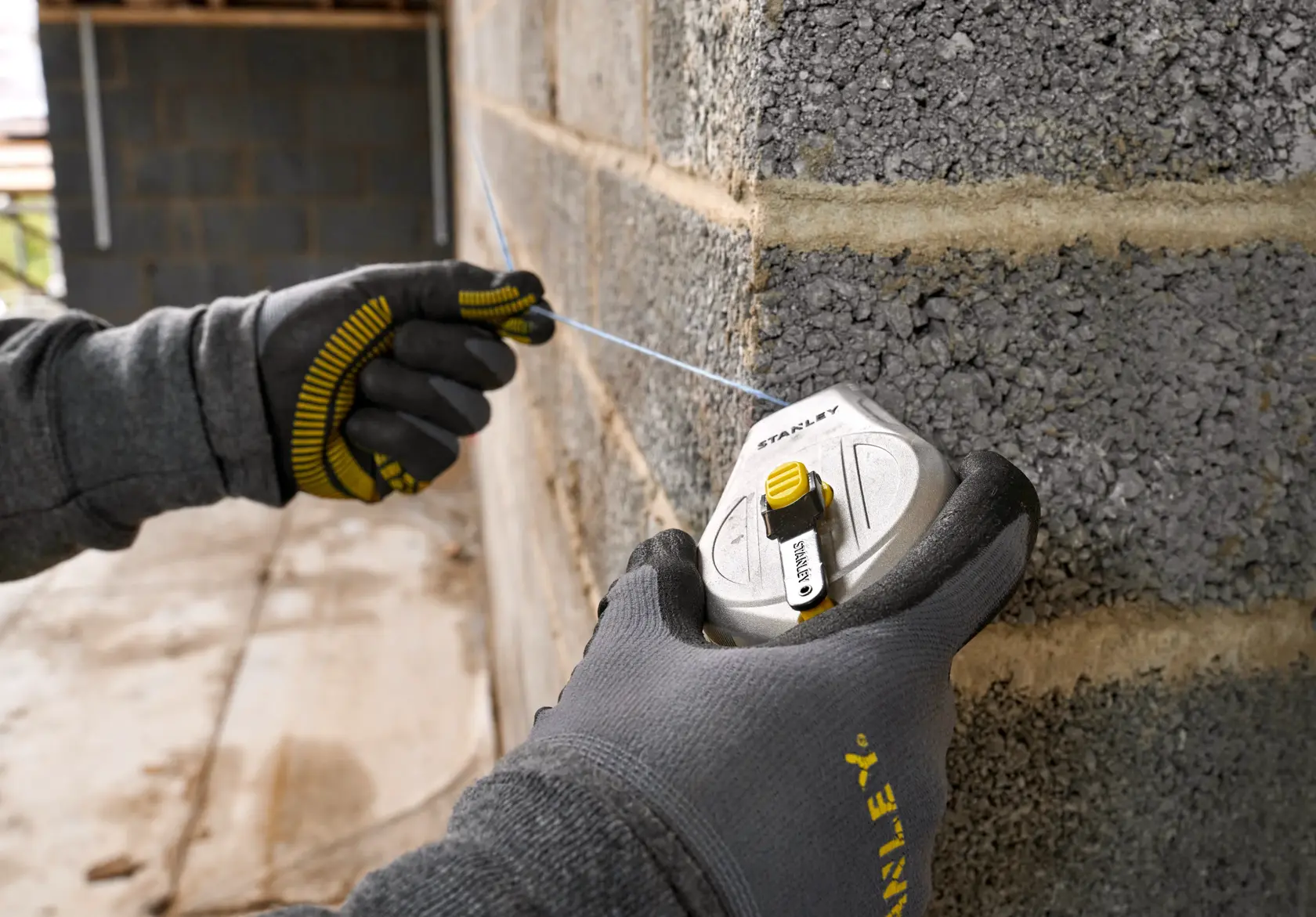 Stanley STHT47110-0 Kreideschnur Fotografie zeigt Anwendung an Betonwand.