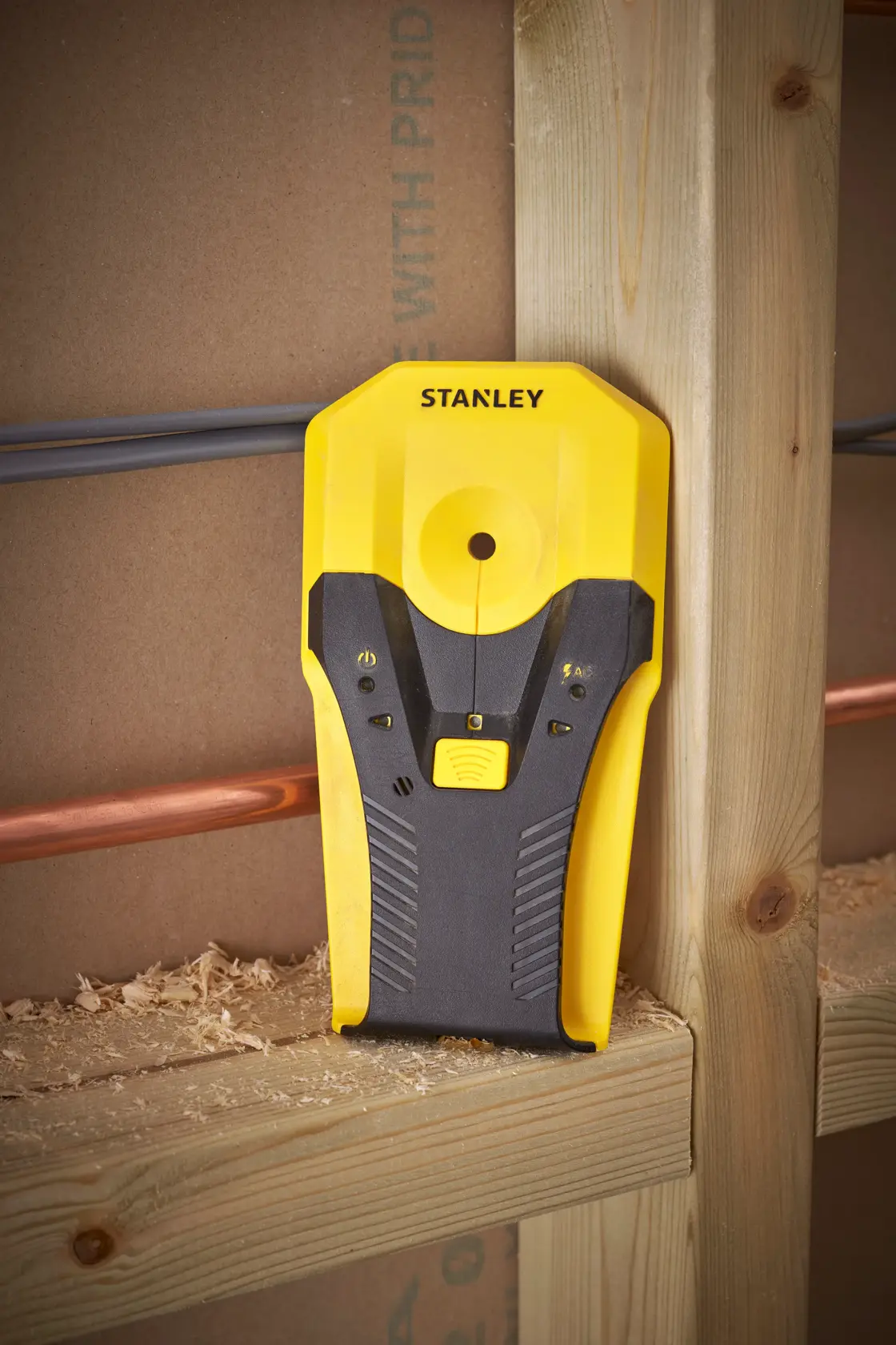 Stanley STHT77588-0 Leitungsfinder, gelb und schwarz, vertikal am Holzrahmen, Fotografie.