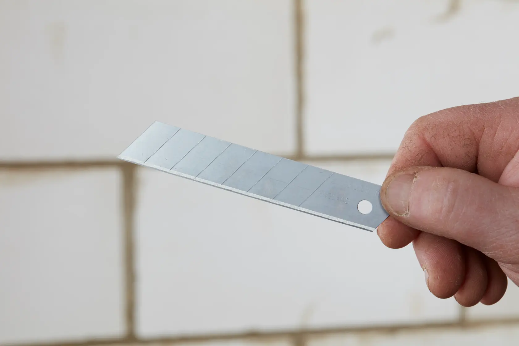 STANLEY STHT9-11301 Ersatzklinge mit segmentiertem Design, silberfarben, in der Hand gehalten.