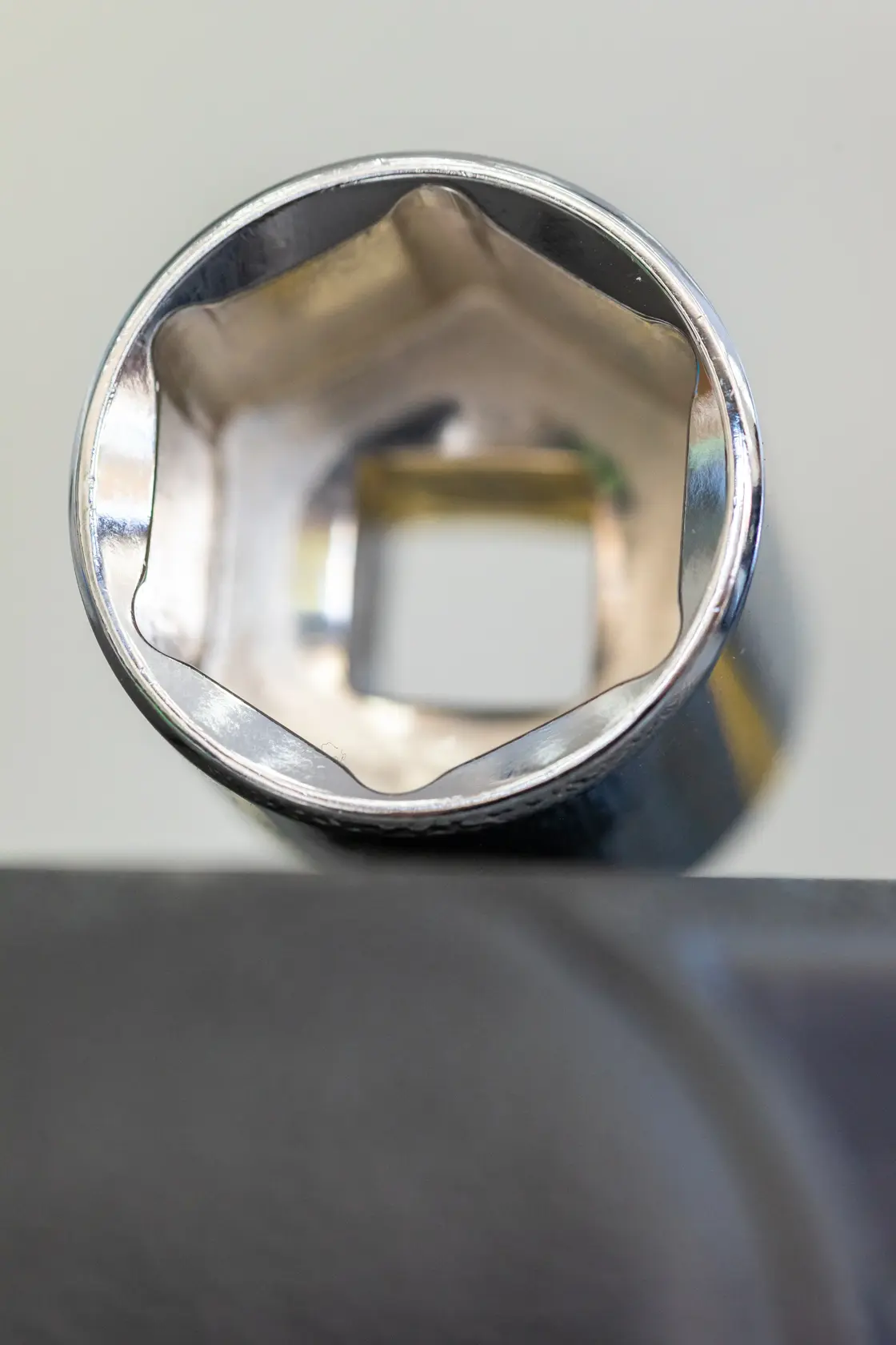 STANLEY STMT86307-0 Chrom-Steckschlüssel Nahaufnahme, Fotografie mit sechseckigem Innenraum und quadratischer Öffnung.