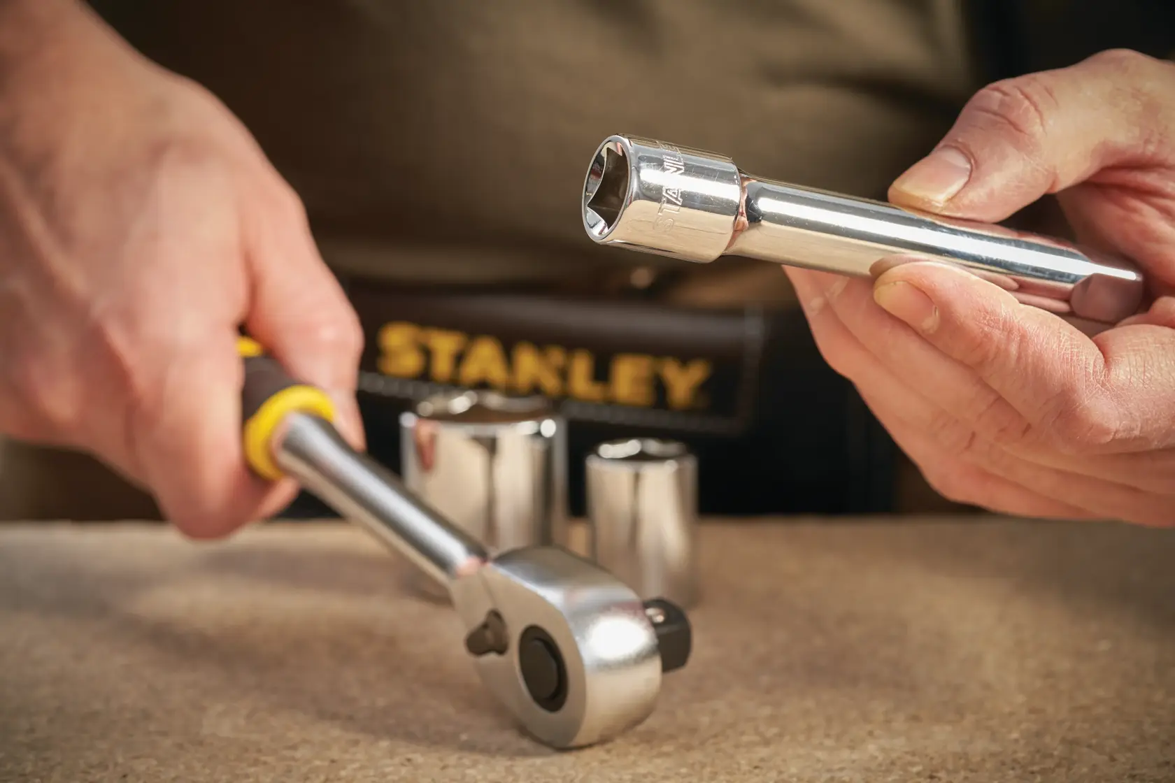 Stanley STMT86407-0 Steckschlüssel-Set auf Tisch, Nahaufnahme, mit Chrom-Stecknüssen und Ratsche.