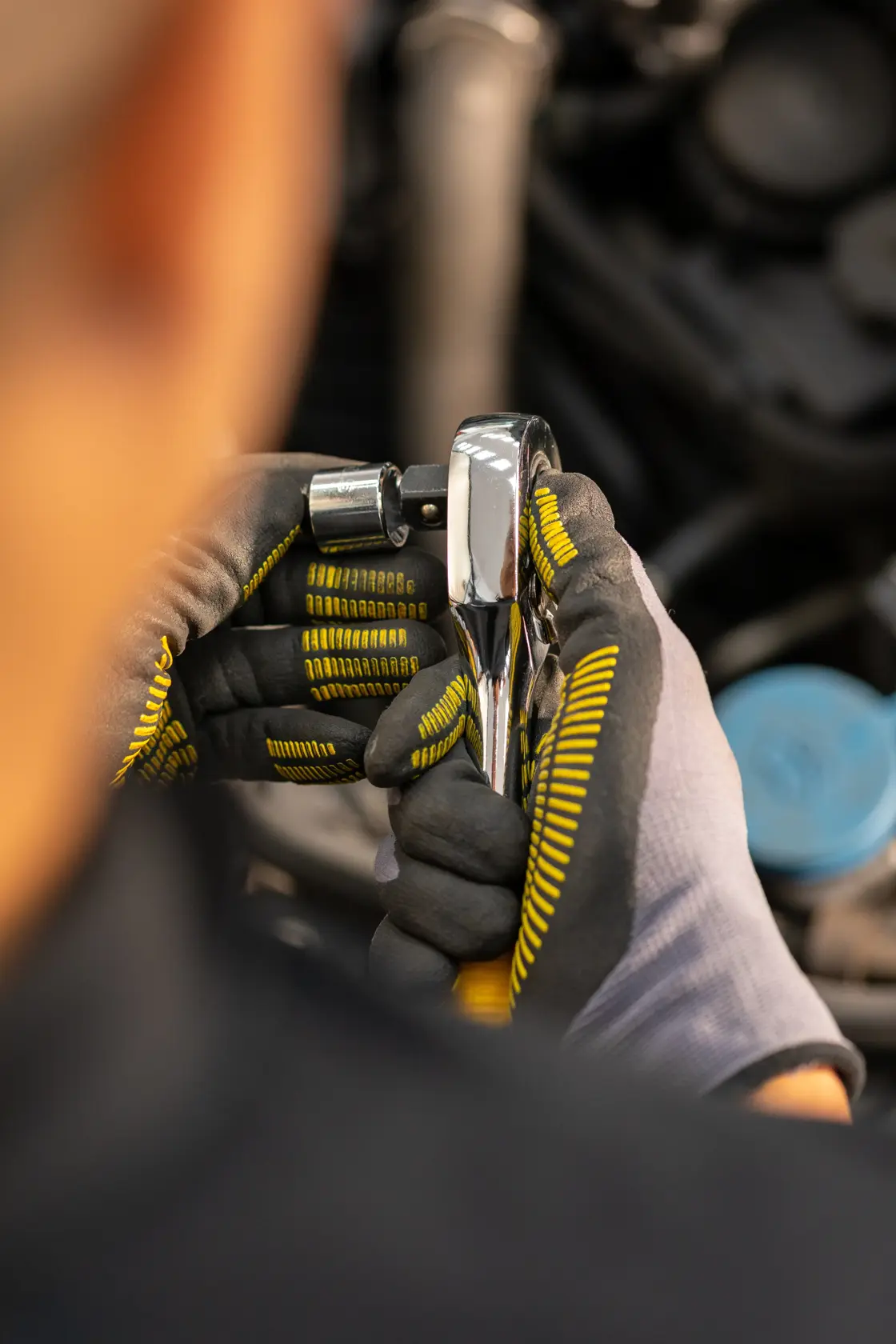 STANLEY STMT86508-0 Ratsche in Gebrauch mit Handschuhen in einer Kfz-Werkstatt.
